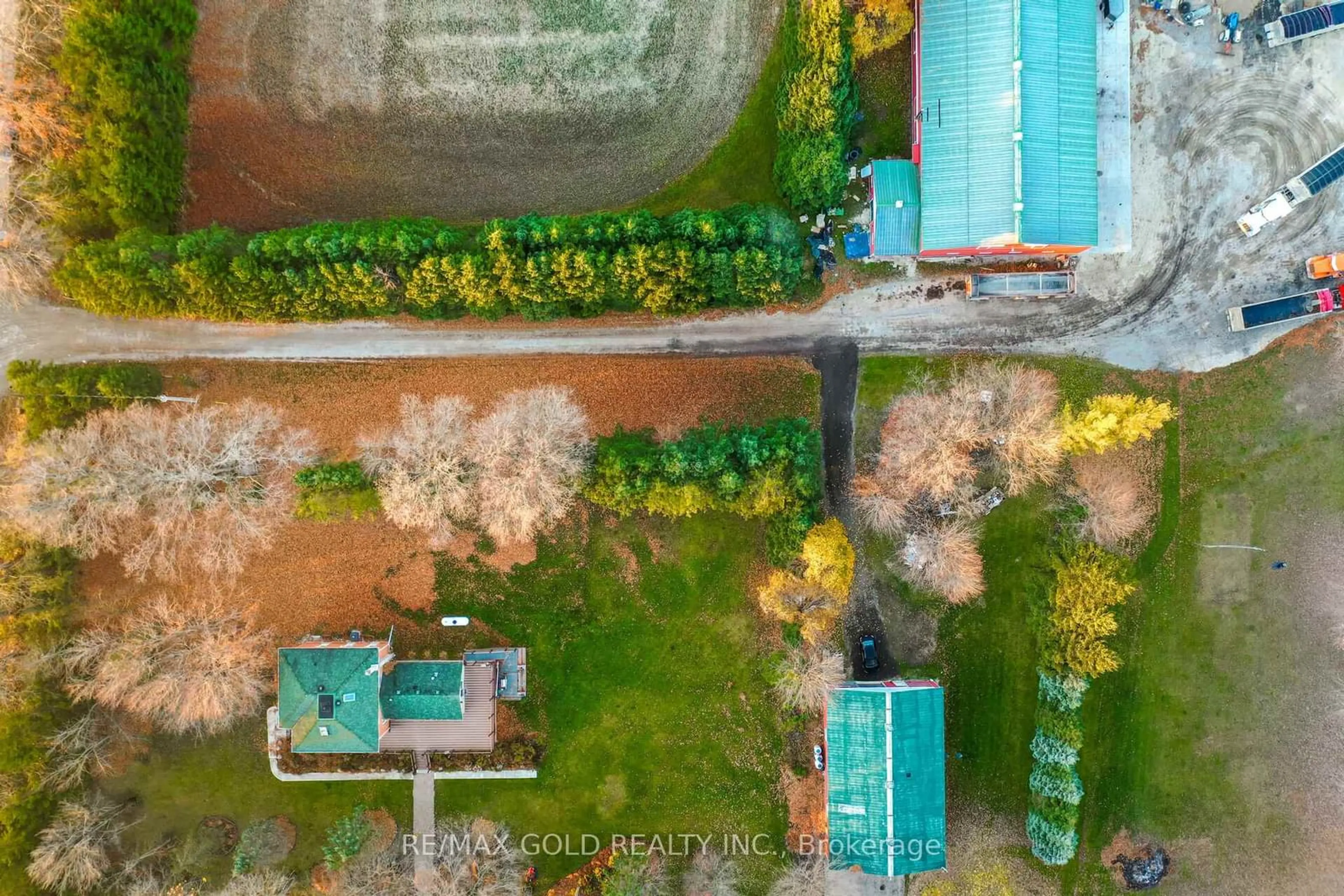 A pic from outside/outdoor area/front of a property/back of a property/a pic from drone, street for 593475 Blind Line, Mono Ontario L9W 5N1