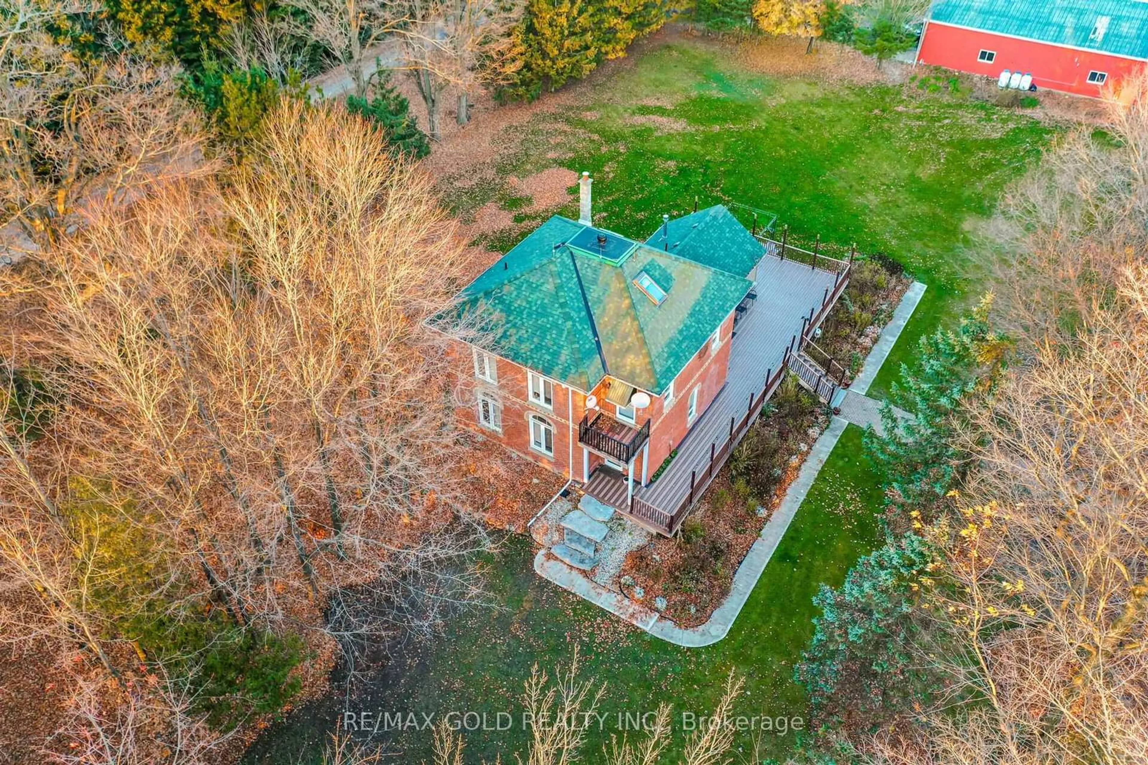 A pic from outside/outdoor area/front of a property/back of a property/a pic from drone, building for 593475 Blind Line, Mono Ontario L9W 5N1