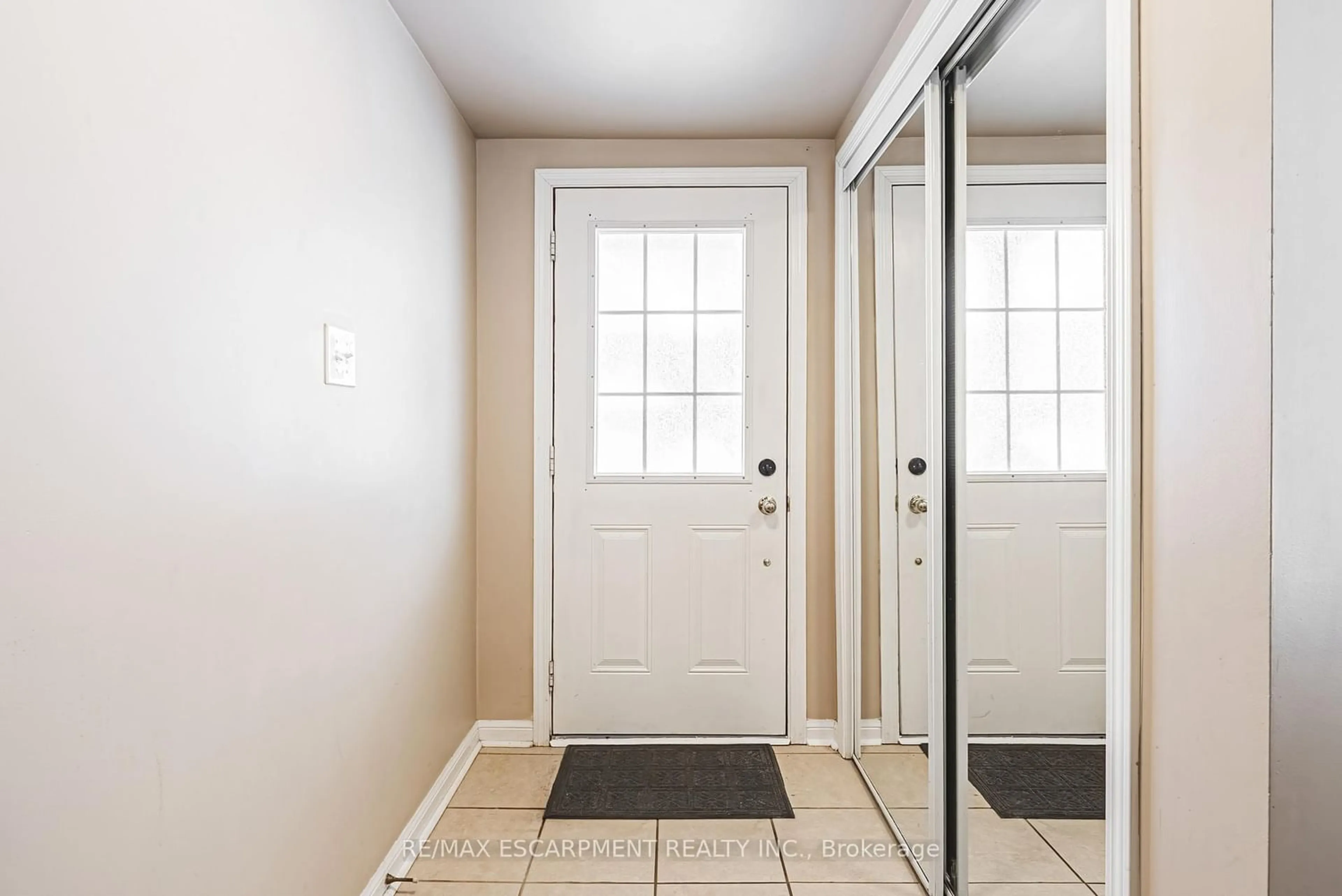 Indoor entryway for 470 Beach Blvd #49, Hamilton Ontario L8H 6X2