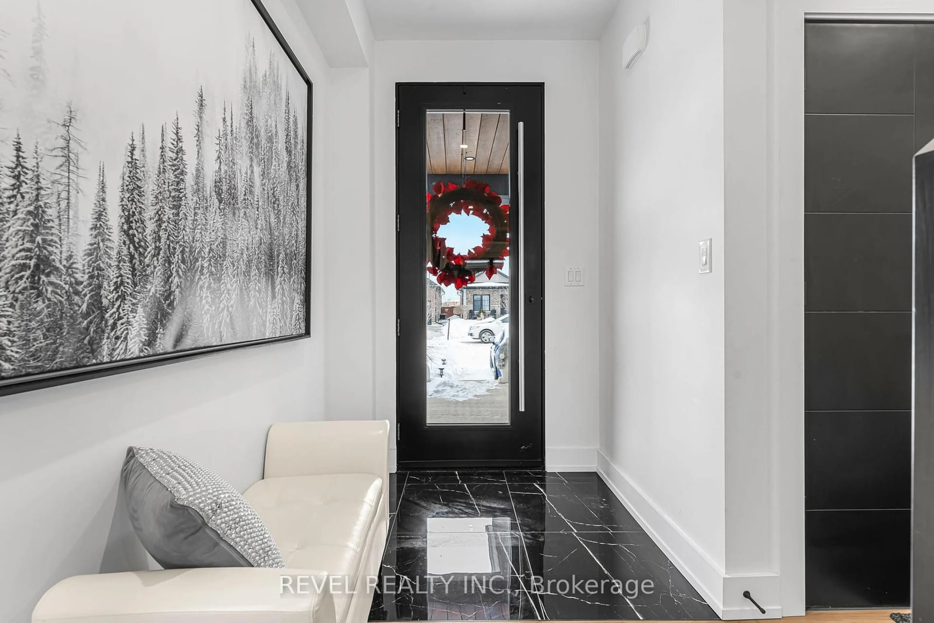 Indoor entryway for 14 Willowbrook Dr, Welland Ontario L3C 0G1