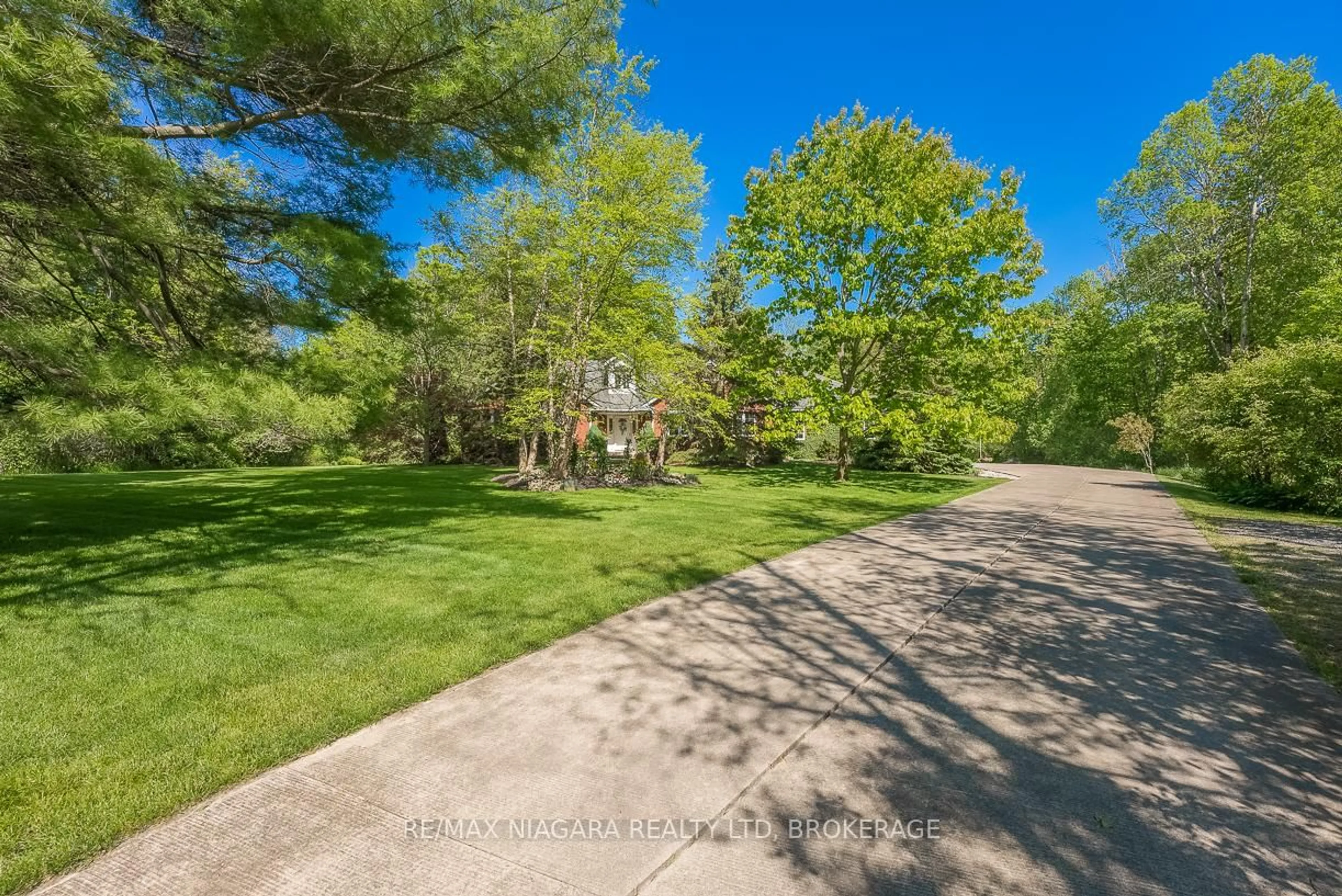 A pic from outside/outdoor area/front of a property/back of a property/a pic from drone, unknown for 1021 Staines St, Pelham Ontario L0S 1C0