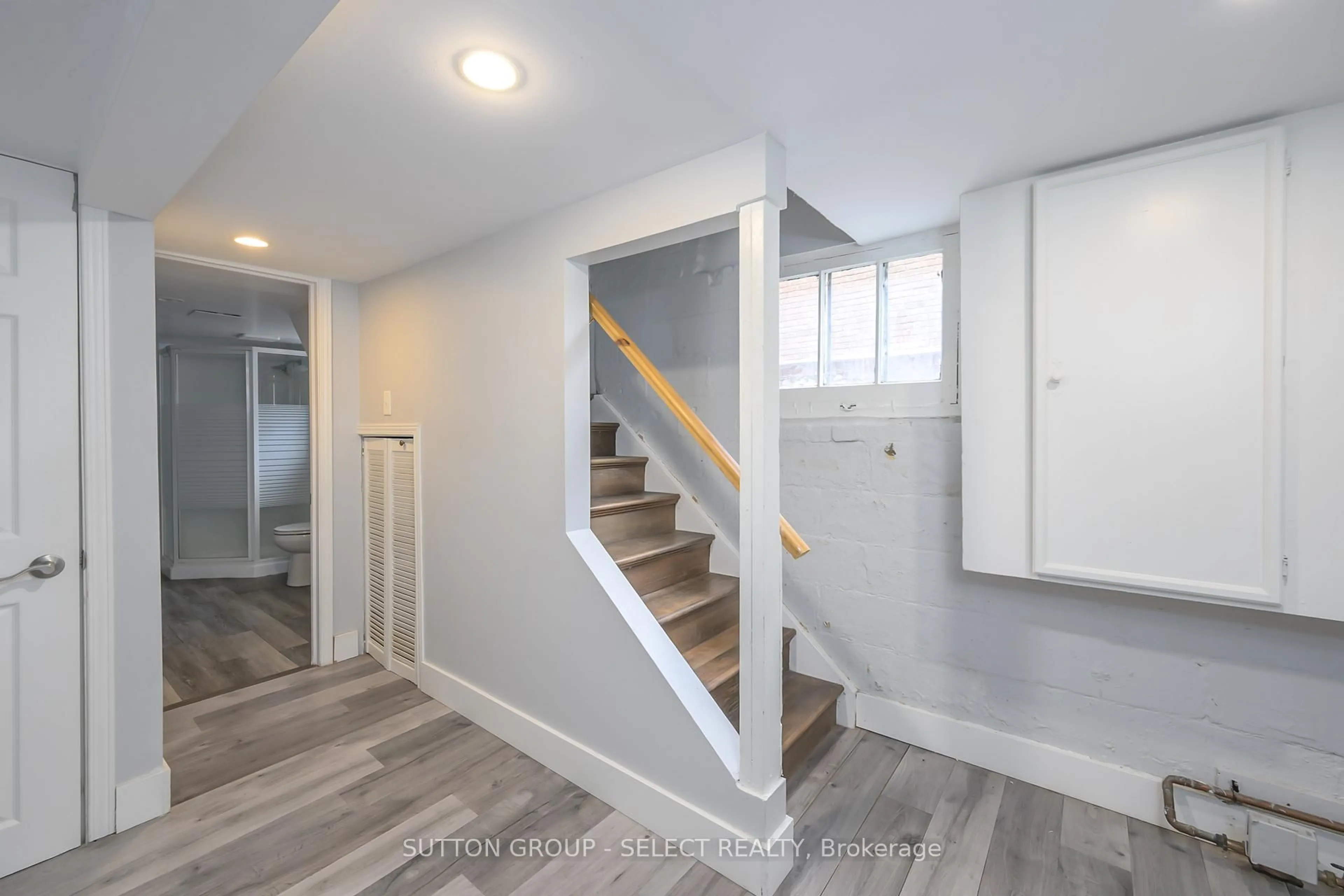 Indoor entryway for 883 WATERLOO St, London East Ontario N6A 3W8