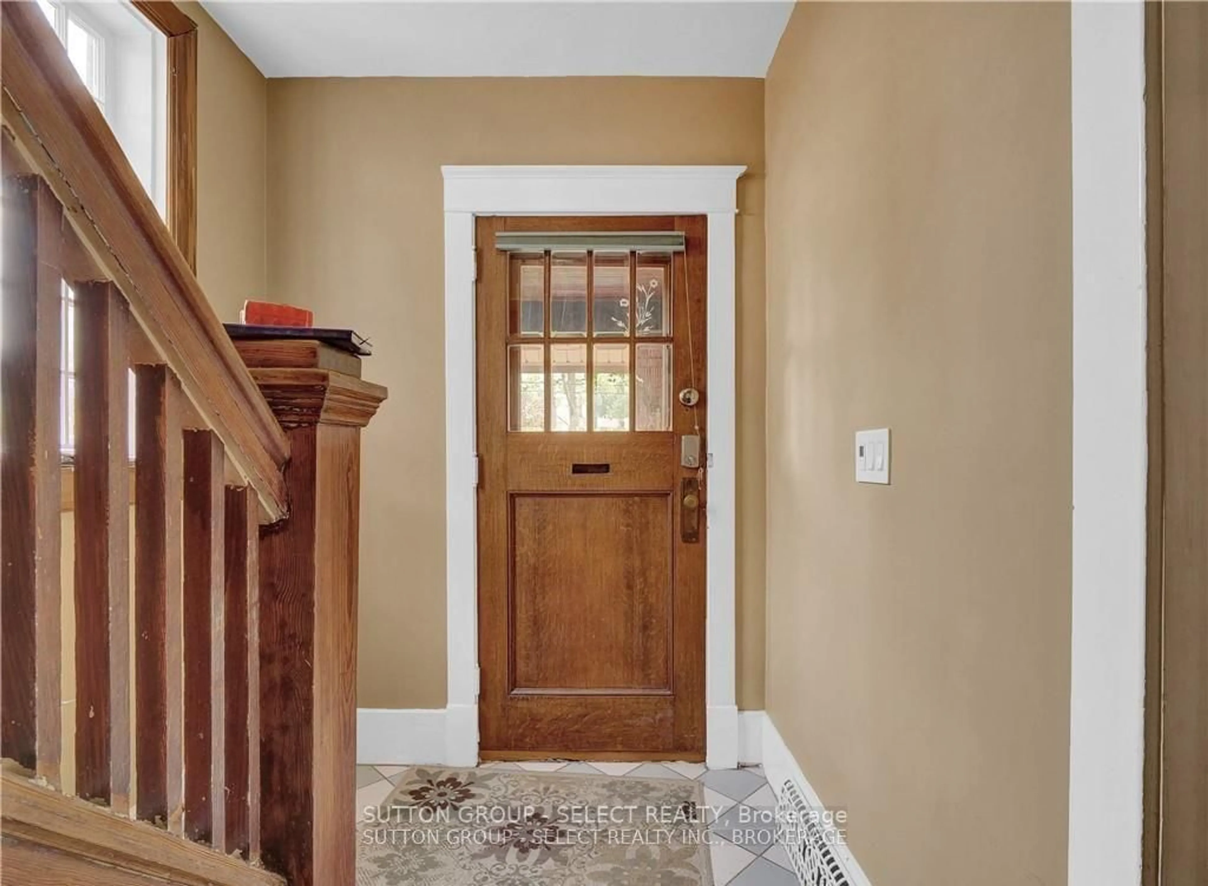 Indoor entryway for 883 WATERLOO St, London Ontario N6A 3W8