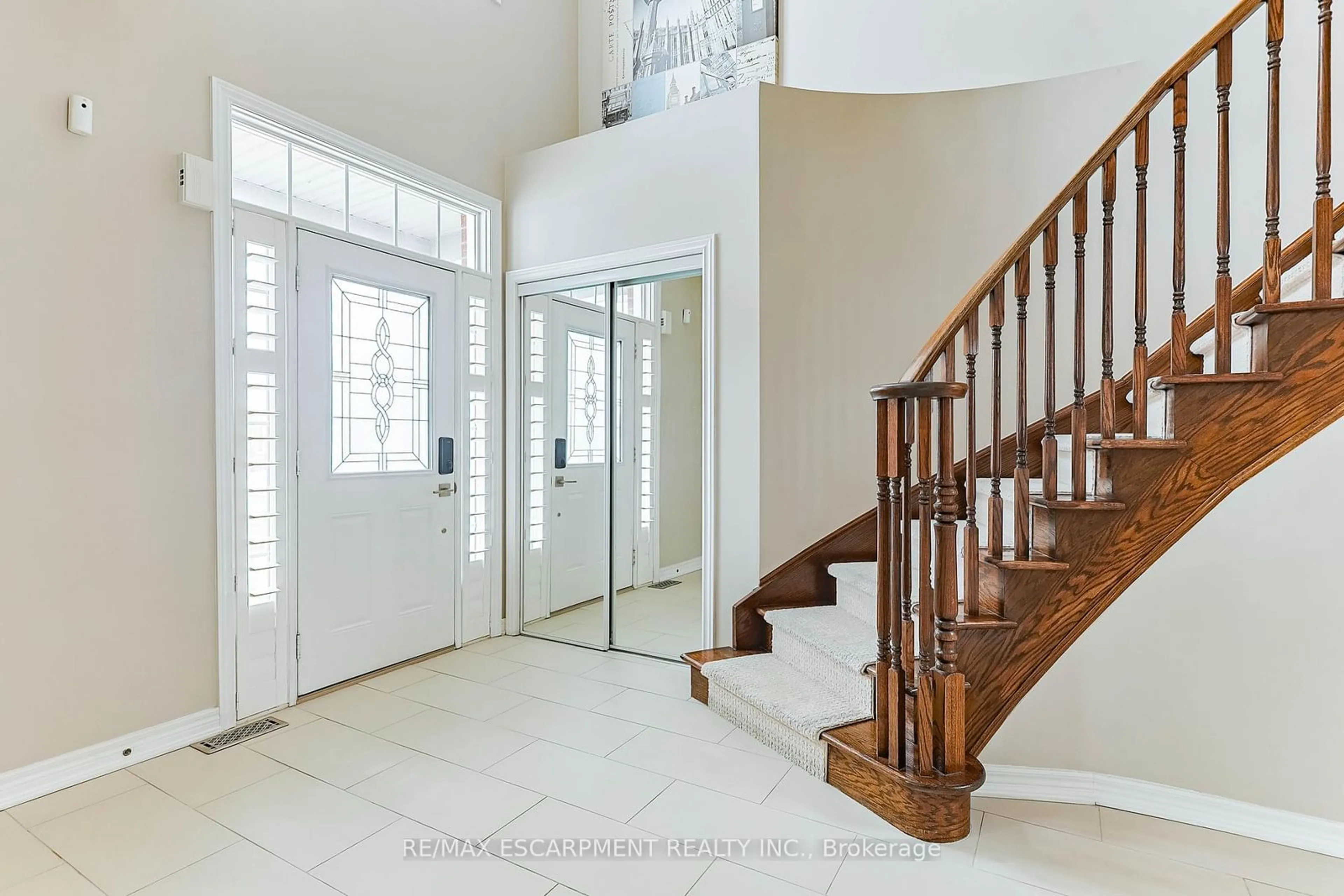 Indoor entryway for 30 Sidare Crt, Grimsby Ontario L3M 4E8