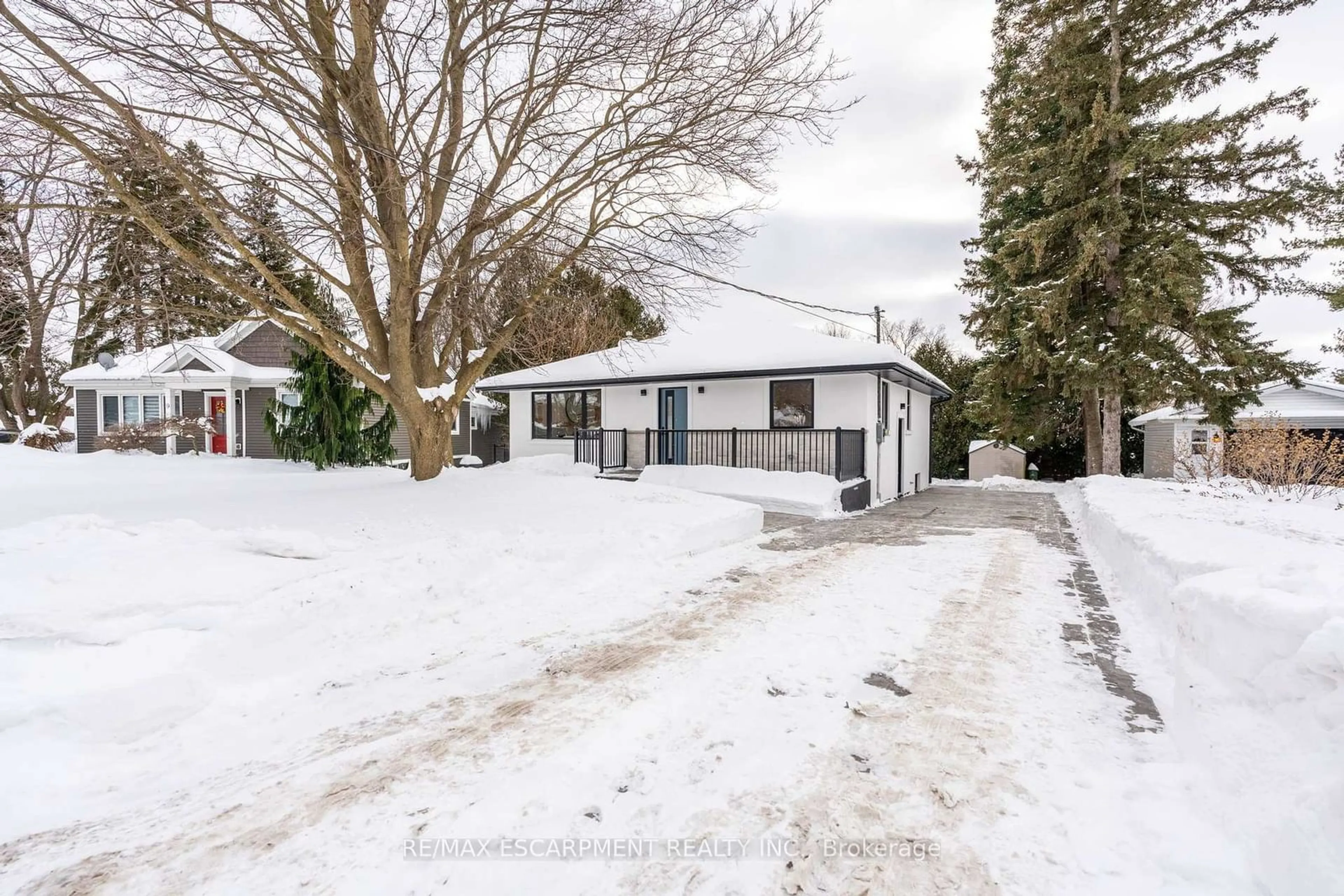 A pic from outside/outdoor area/front of a property/back of a property/a pic from drone, street for 11 James St, Hamilton Ontario L0R 2H0