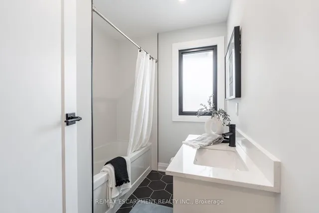 Additional property image - 11 James St