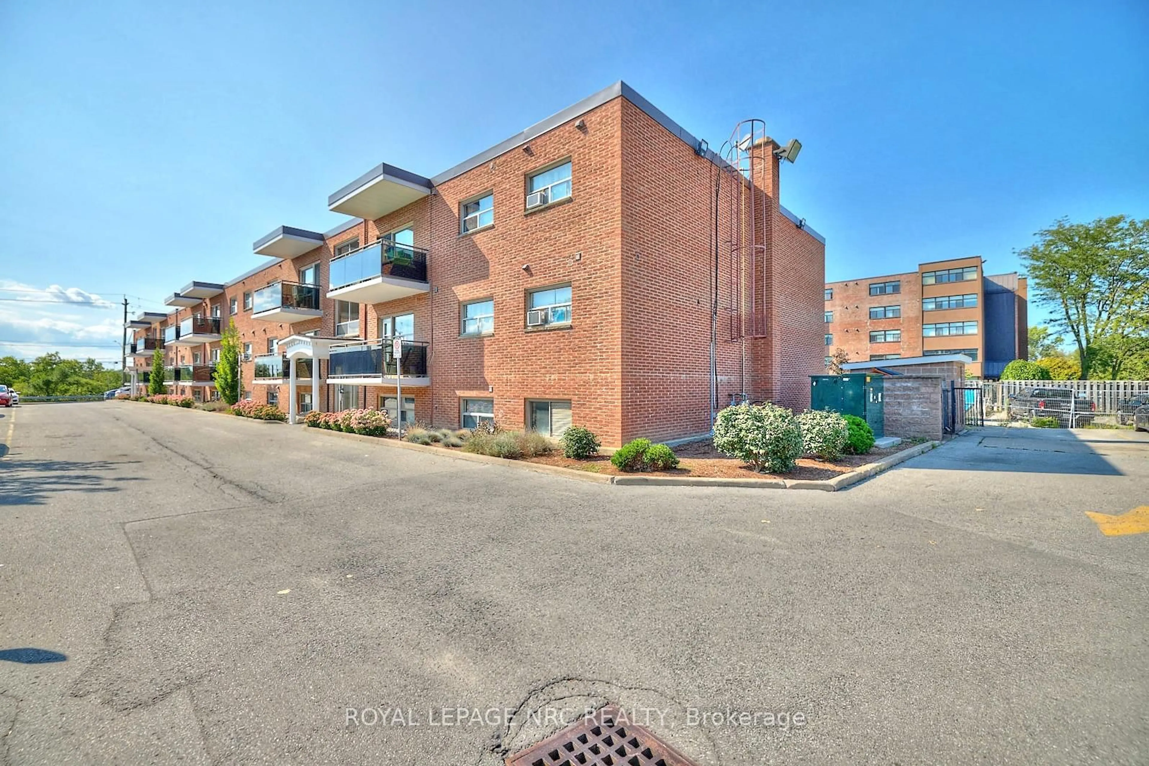 Home with brick exterior material, street for 264 Oakdale Ave #202, St. Catharines Ontario L2P 2K4