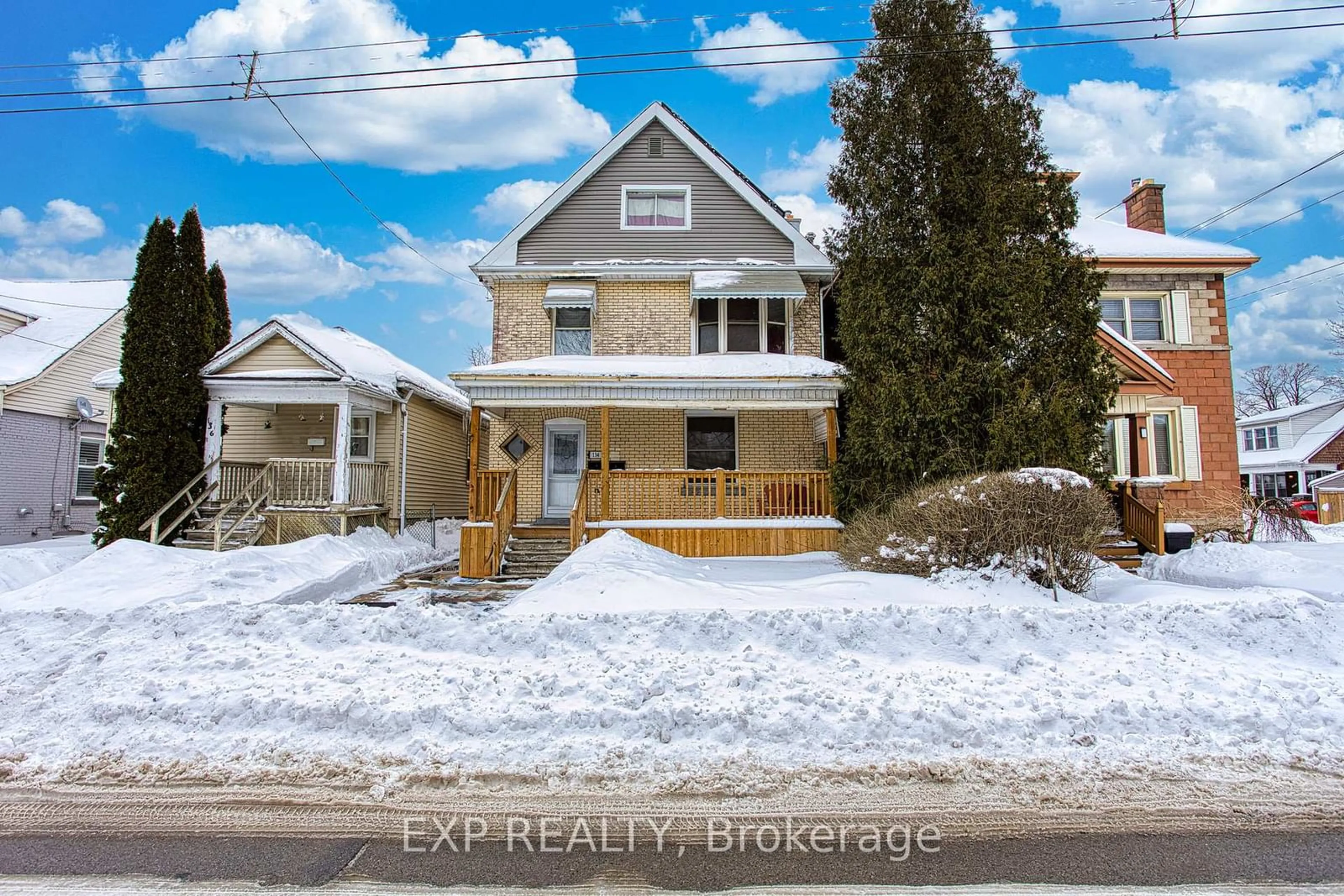 A pic from outside/outdoor area/front of a property/back of a property/a pic from drone, street for 134 Rosslyn Ave, Hamilton Ontario L8L 7P6