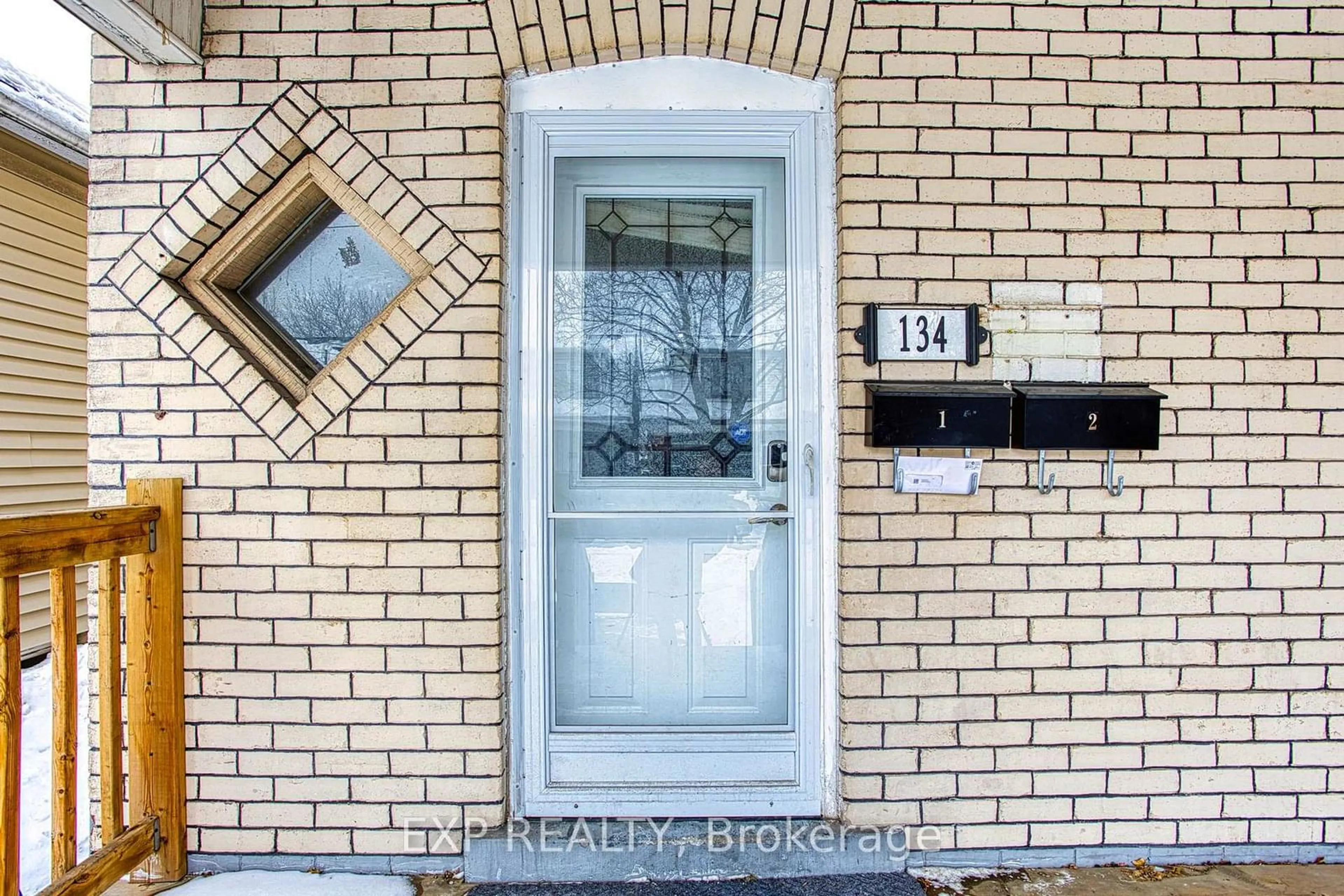 Indoor entryway for 134 Rosslyn Ave, Hamilton Ontario L8L 7P6