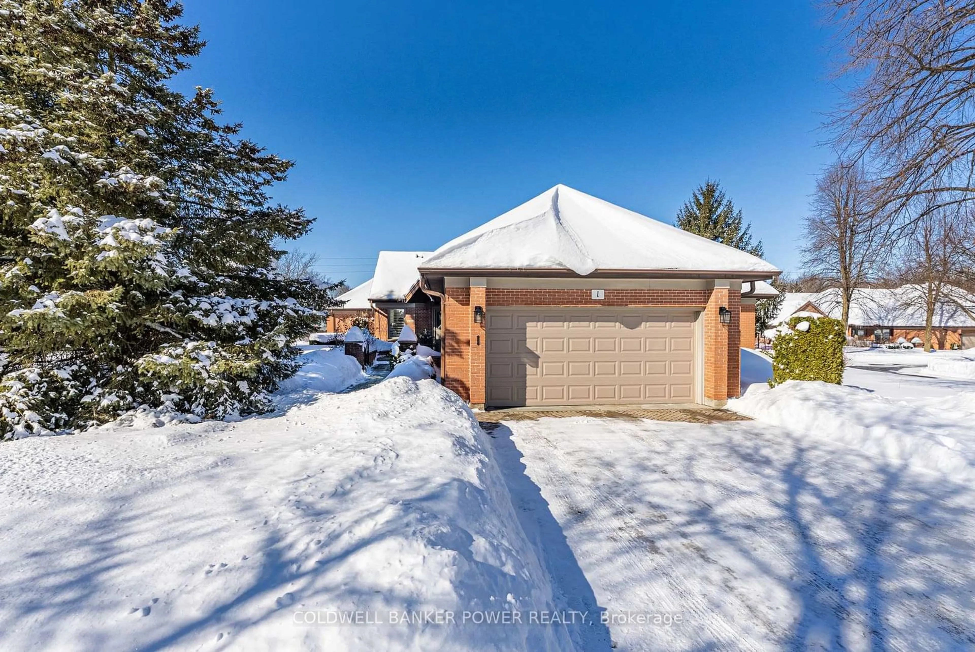 A pic from outside/outdoor area/front of a property/back of a property/a pic from drone, street for 40 QUINELLA Dr #1, London Ontario N6K 4K9