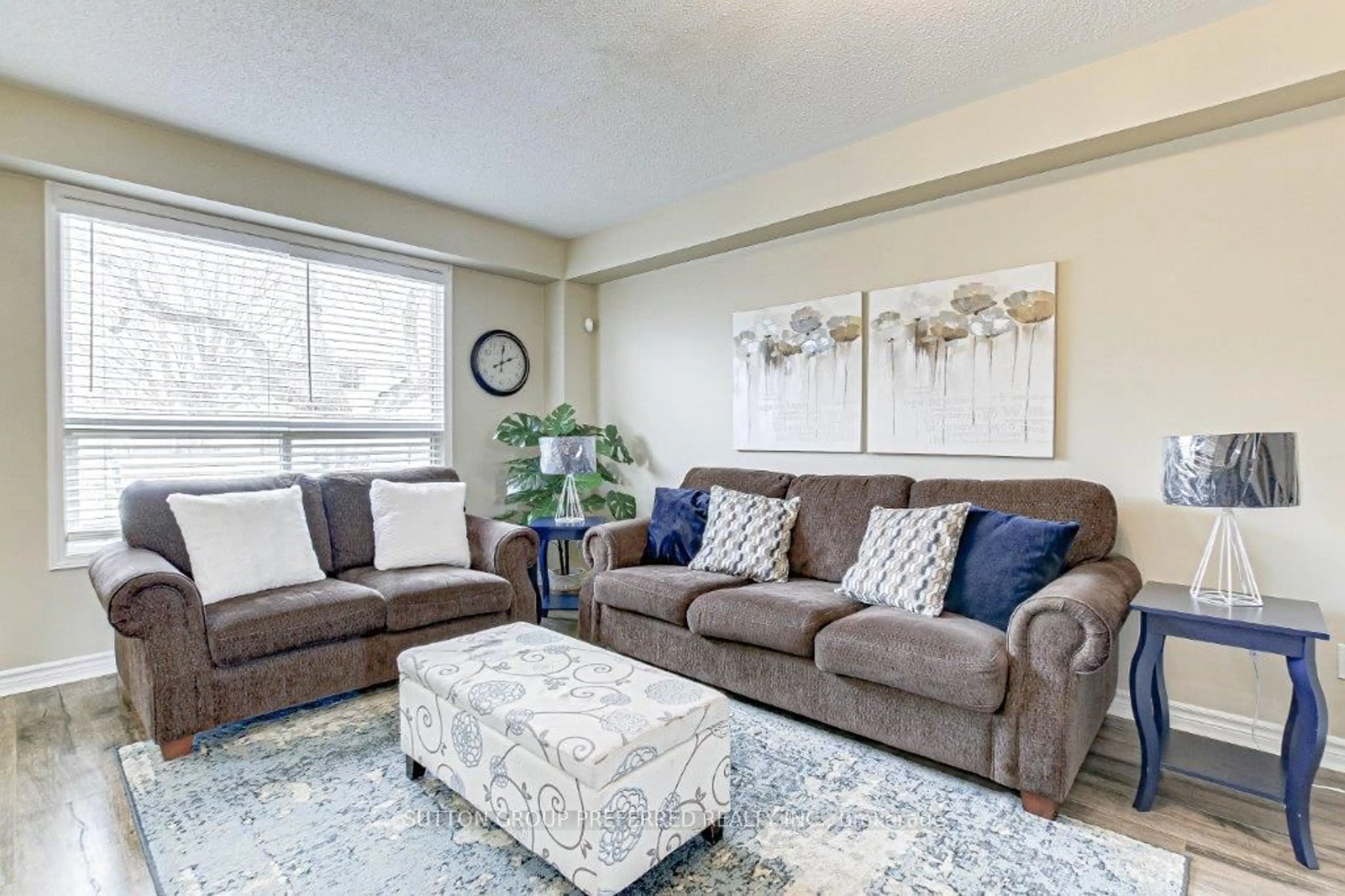 Living room with furniture, carpet floor for 997 Homeview Crt, London Ontario N6C 6C1