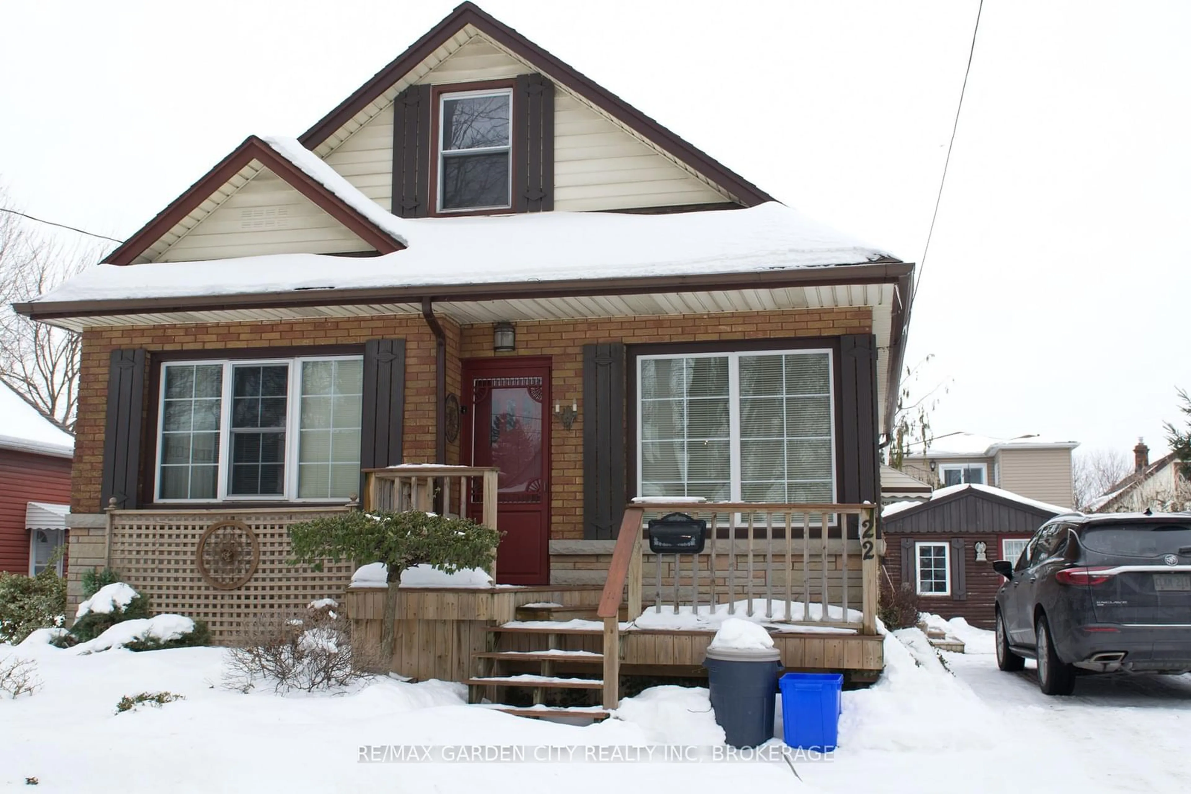 Home with vinyl exterior material, street for 22 CURRIE St, St. Catharines Ontario L2M 5M6