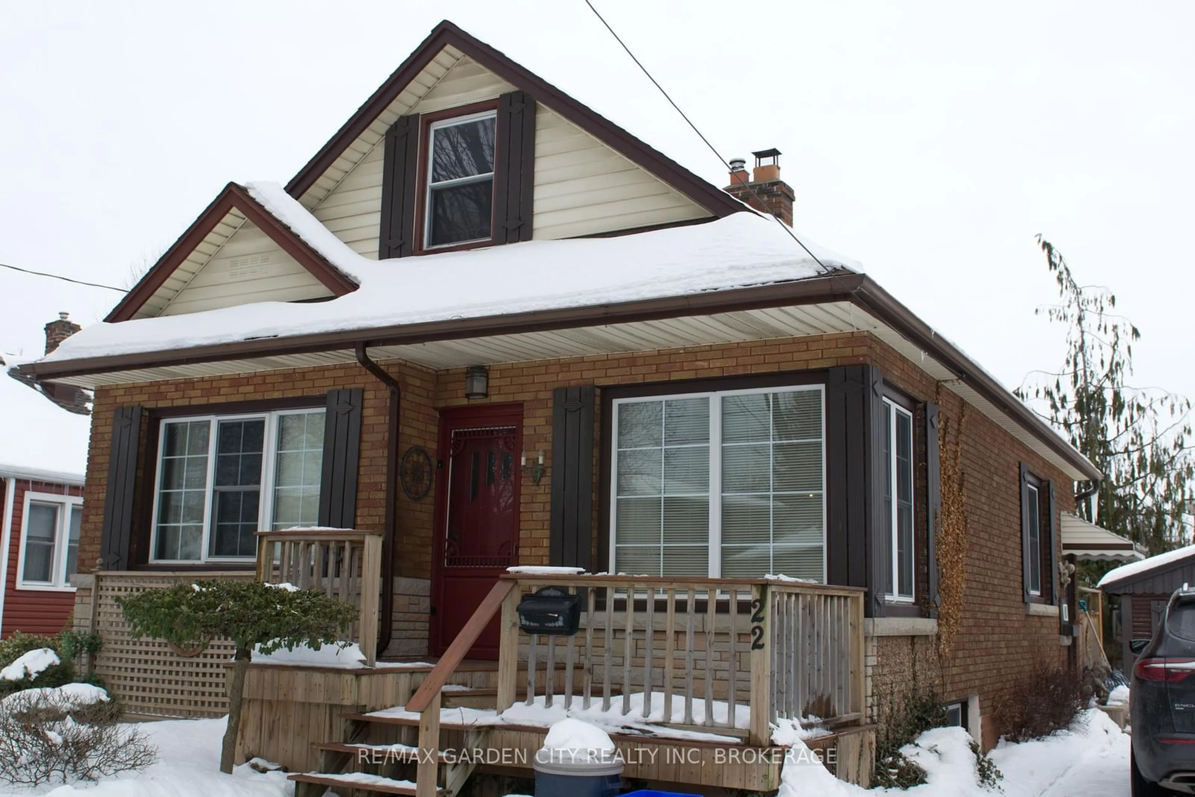 Home with vinyl exterior material, street for 22 CURRIE St, St. Catharines Ontario L2M 5M6