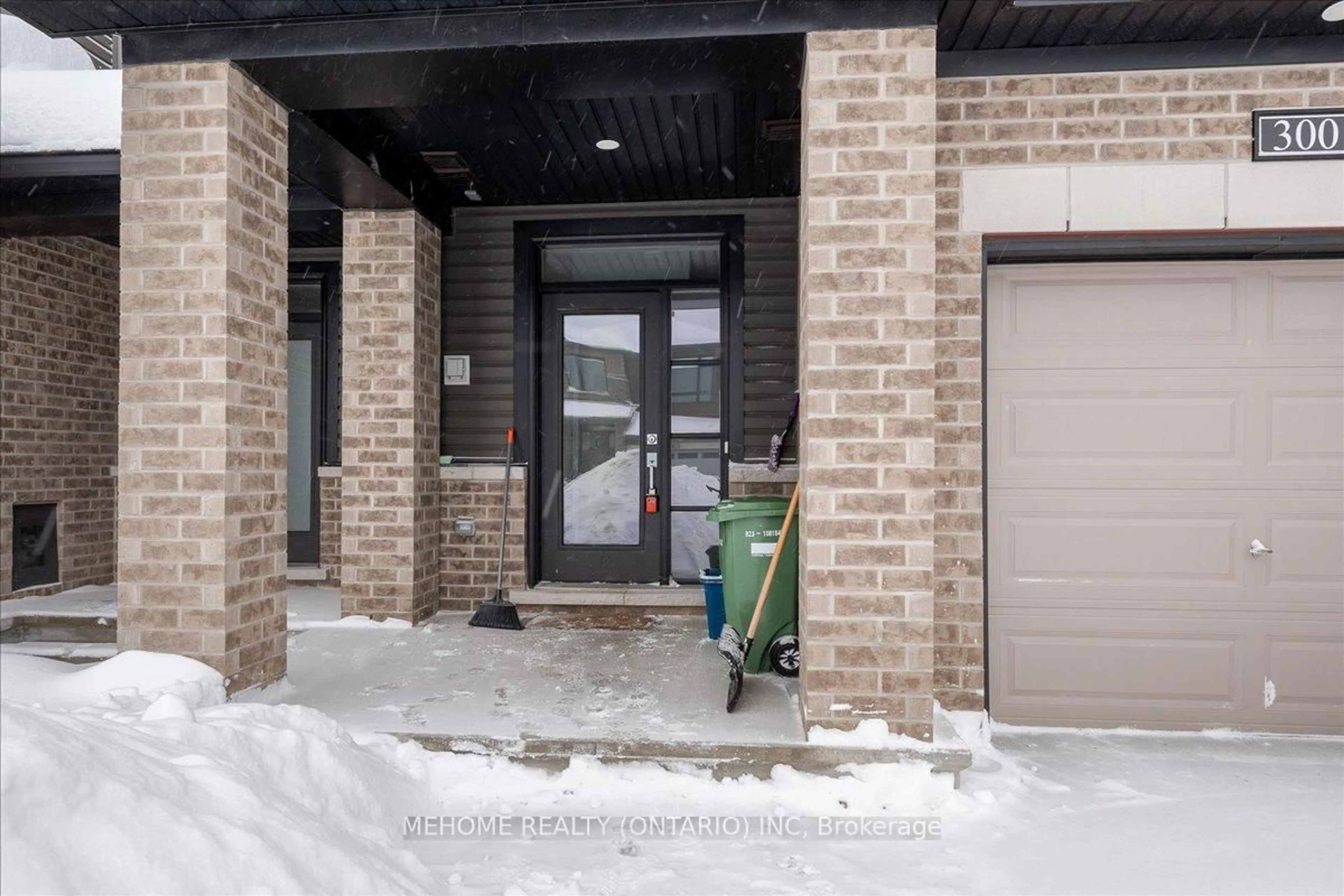 Indoor entryway for 300 Basalt Lane, Kanata Ontario K2T 0K7