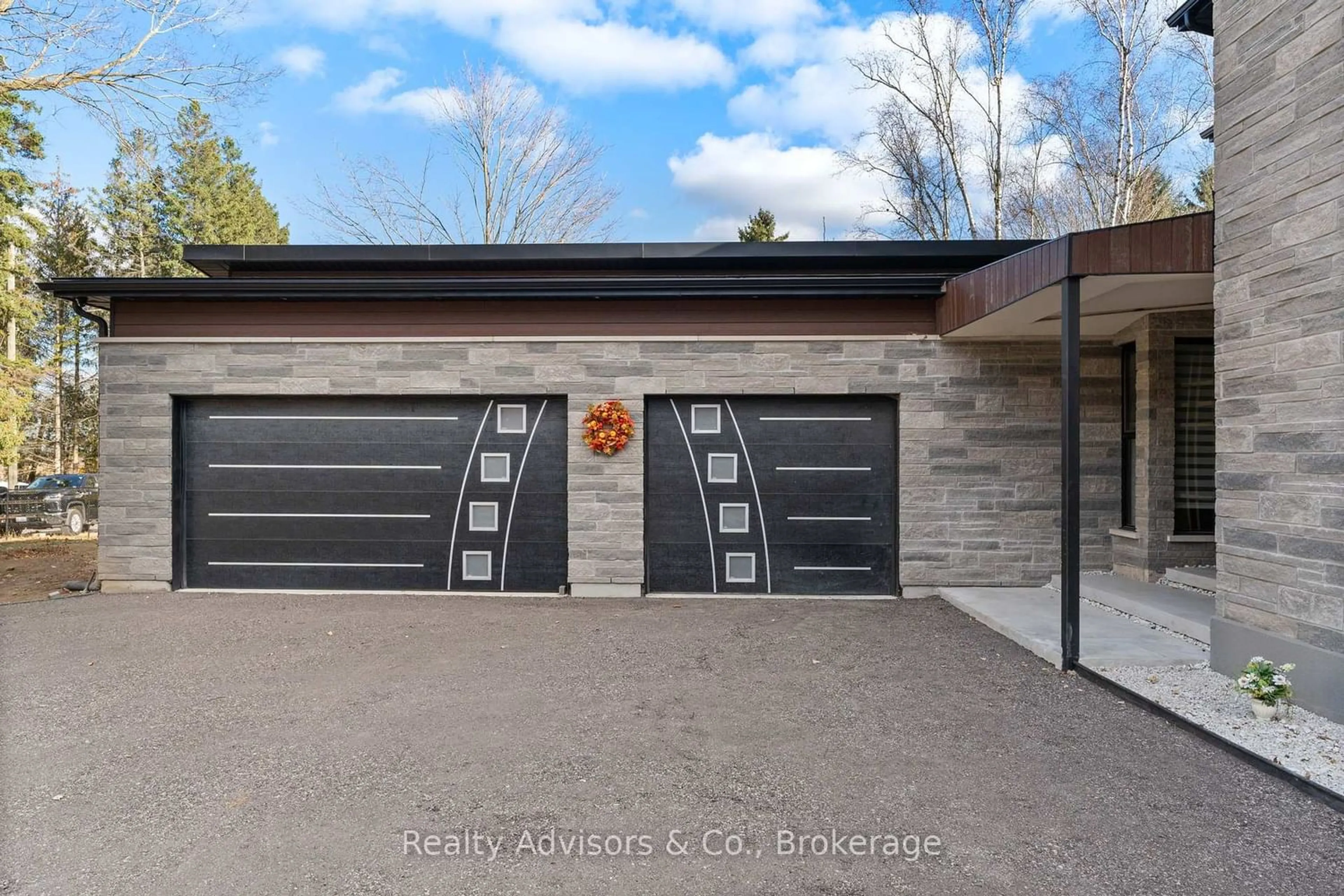 Indoor garage for 6 Campbell Farm Rd, Brant Ontario N3T 5L6