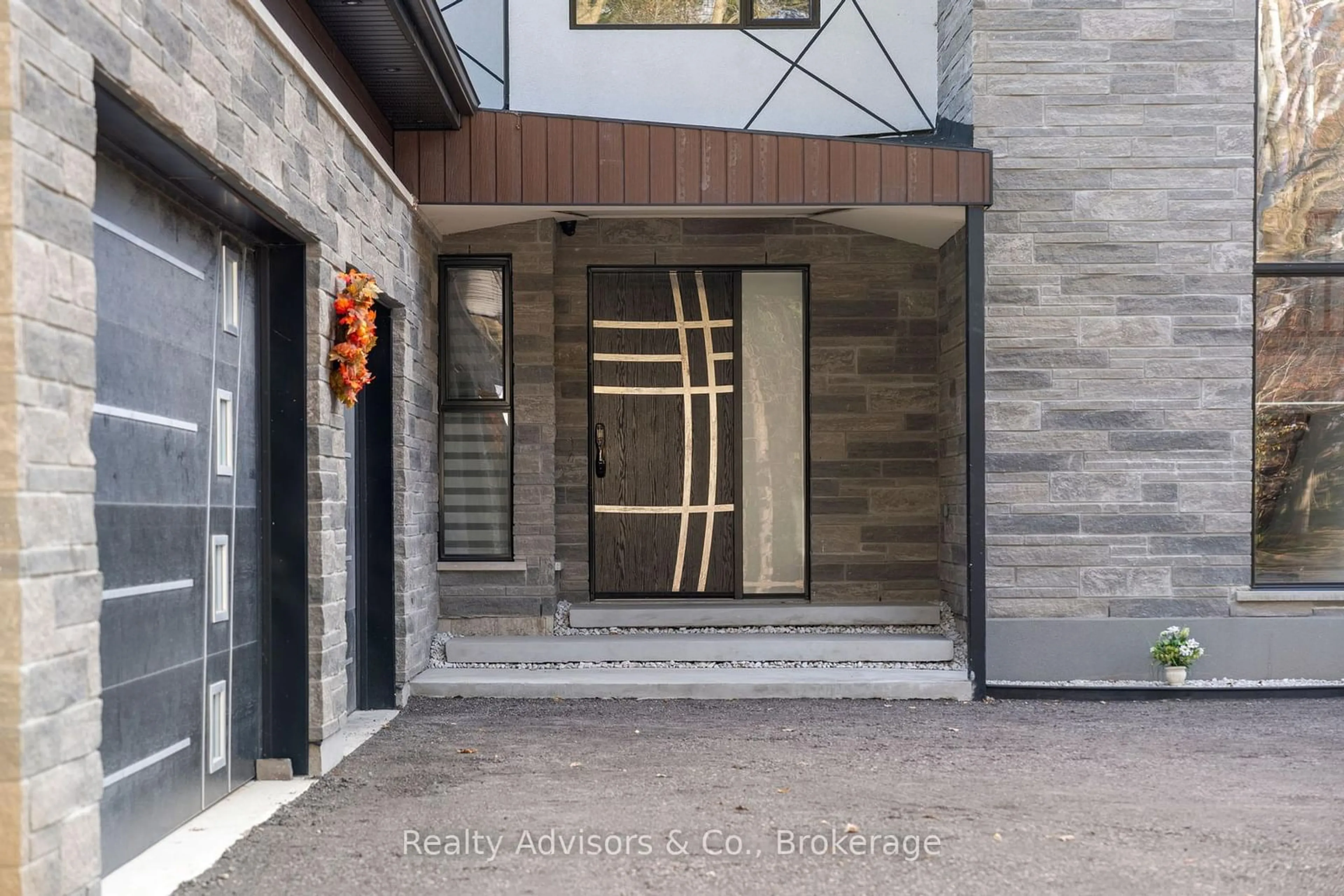 Indoor entryway for 6 Campbell Farm Rd, Brant Ontario N3T 5L6