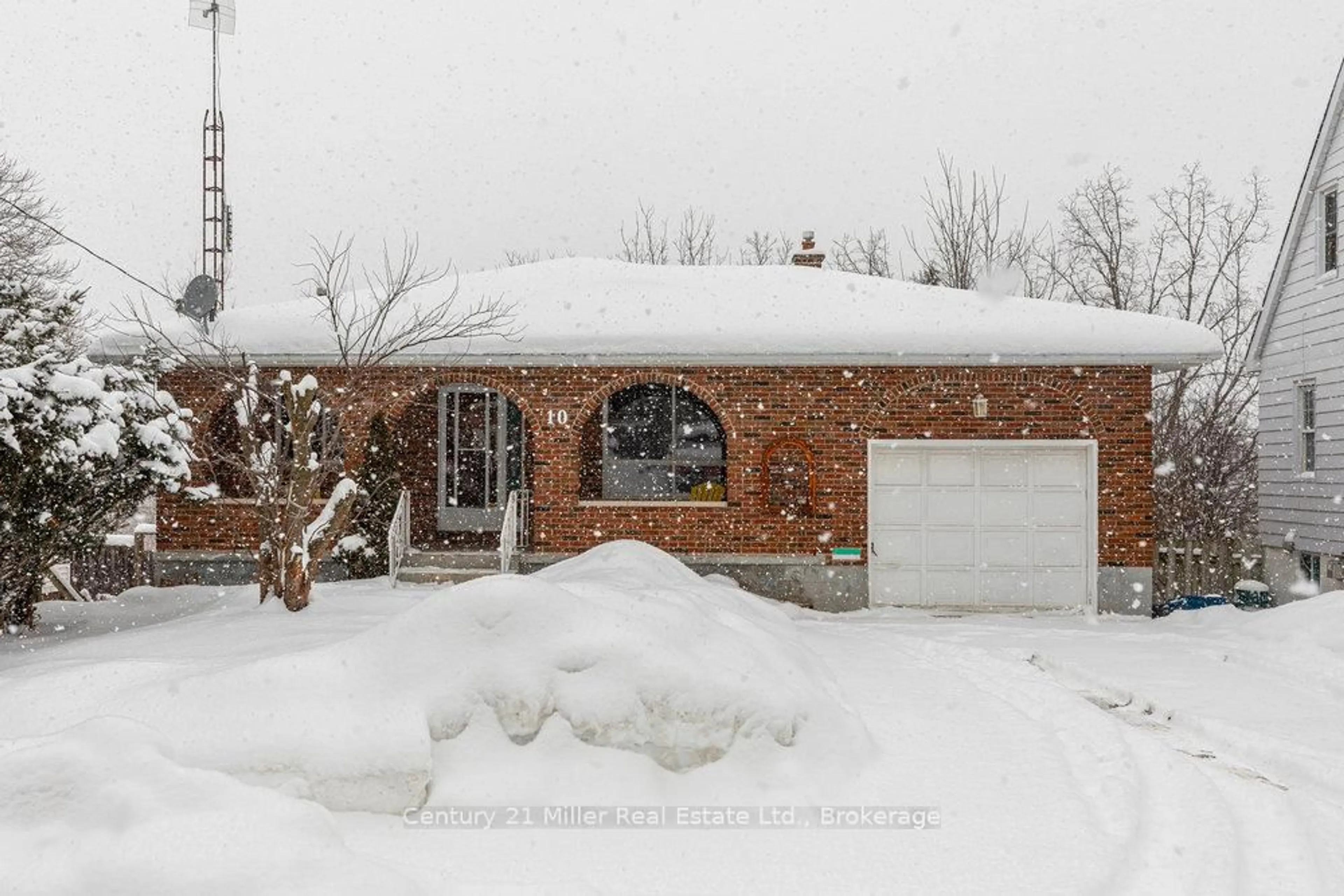 Home with brick exterior material, street for 10 Dundas Cres, St. Catharines Ontario L2T 1T3