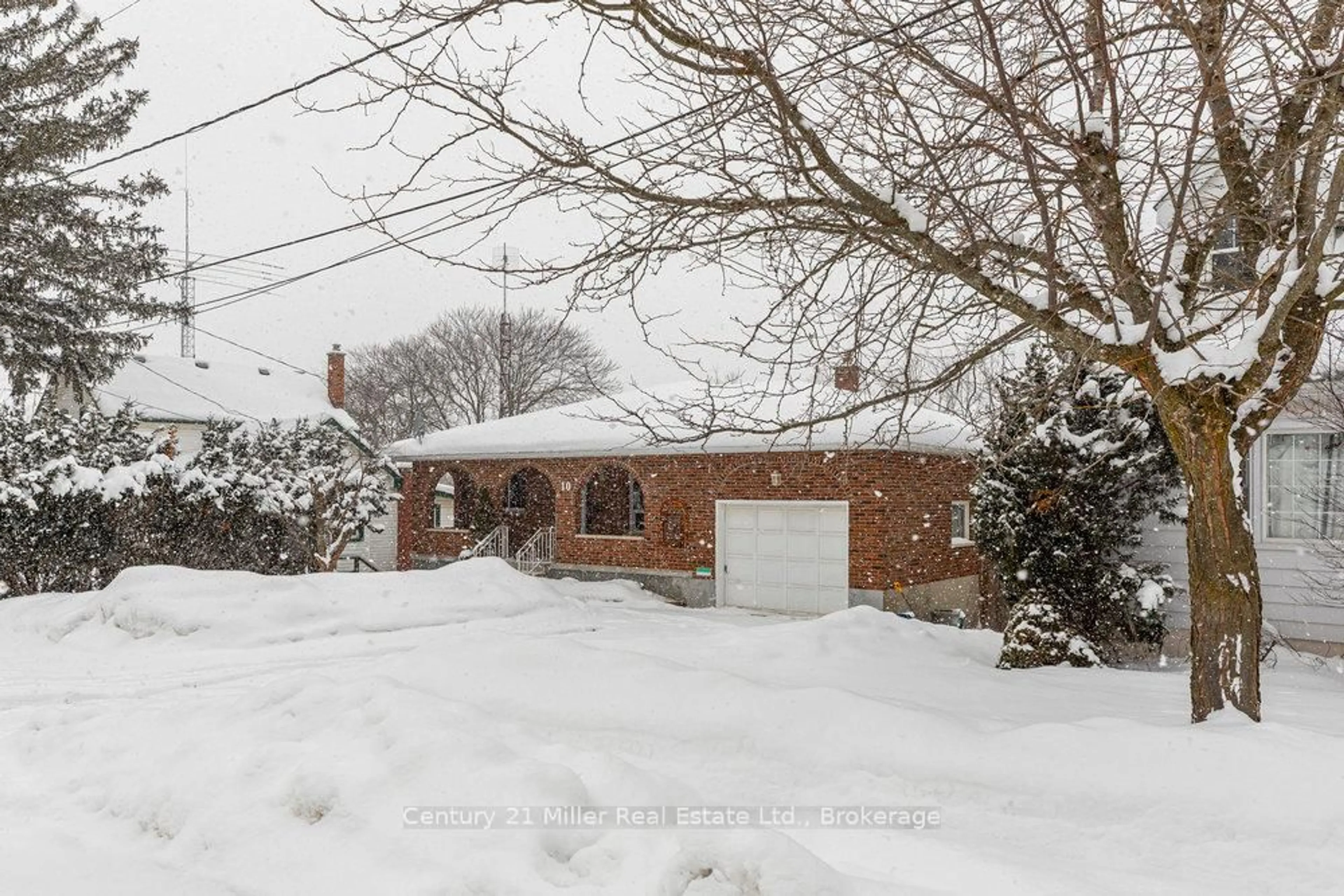 A pic from outside/outdoor area/front of a property/back of a property/a pic from drone, street for 10 Dundas Cres, St. Catharines Ontario L2T 1T3