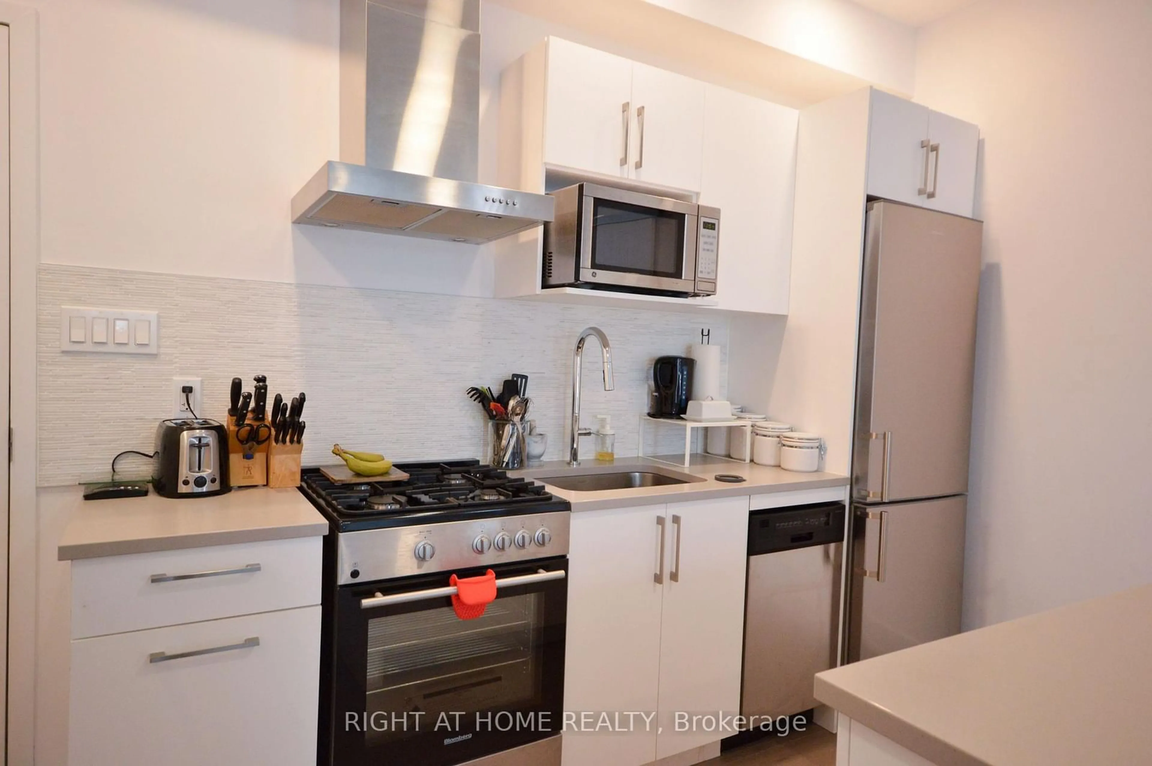 Standard kitchen, unknown for 150 Greenfield Ave #203, Glebe - Ottawa East and Area Ontario K1S 5W6