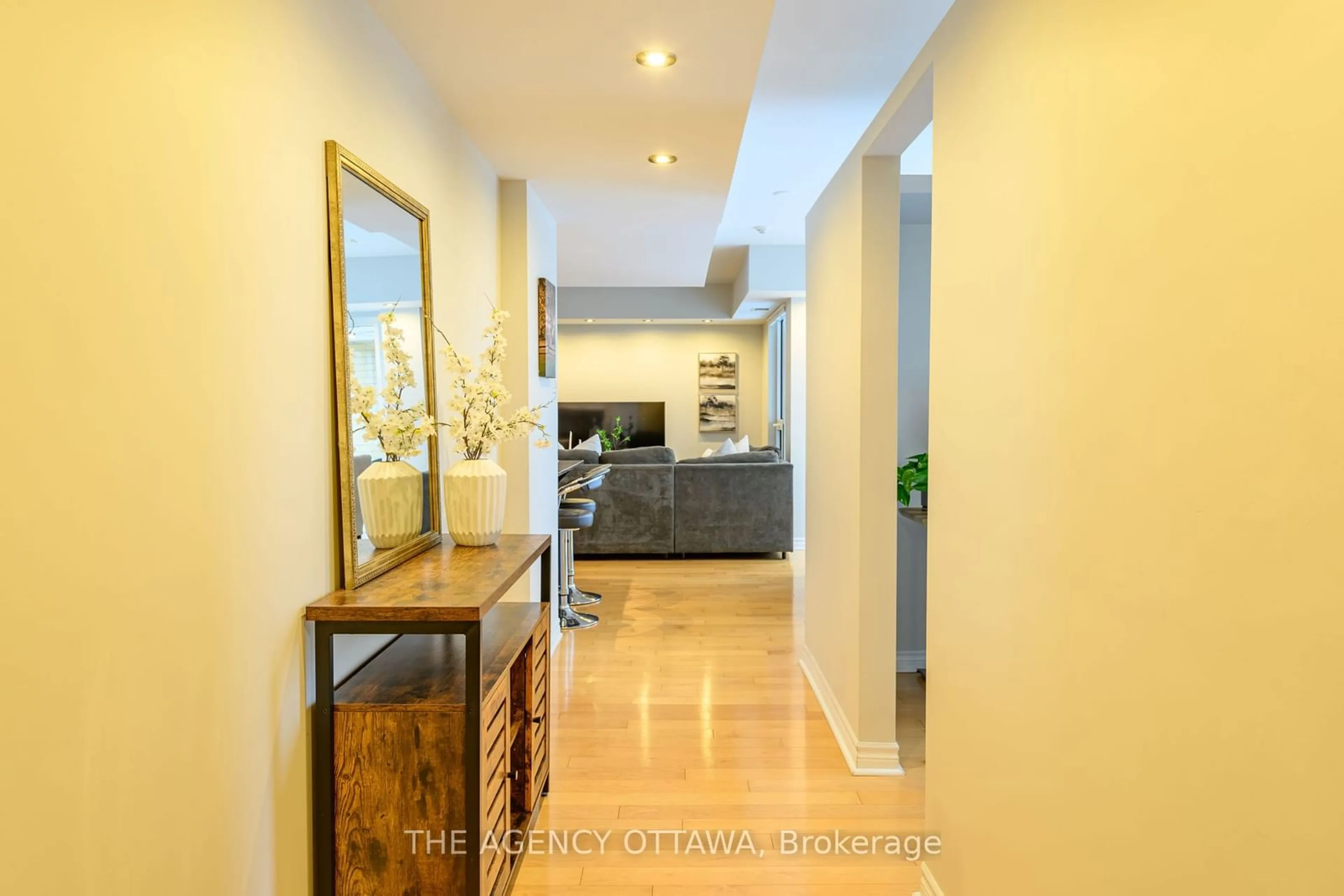 Indoor foyer for 250 Lett St #621, West Centre Town Ontario K1R 0A8