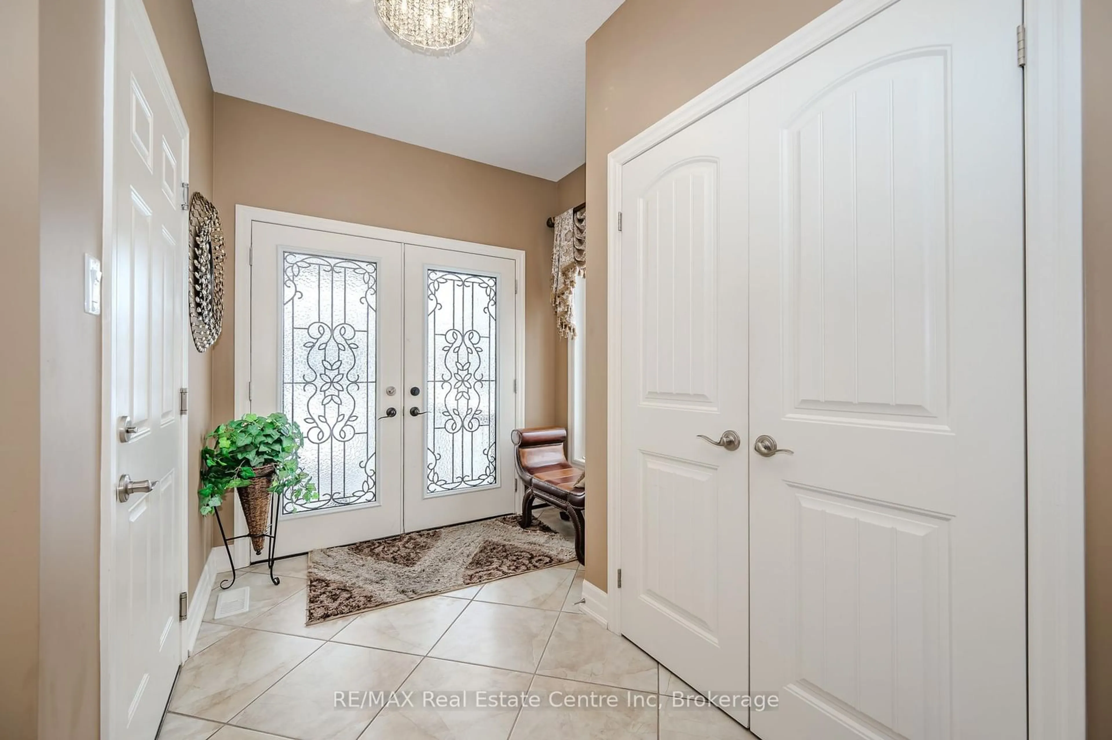 Indoor entryway for 271 Goodwin Dr, Guelph Ontario N1L 1C3