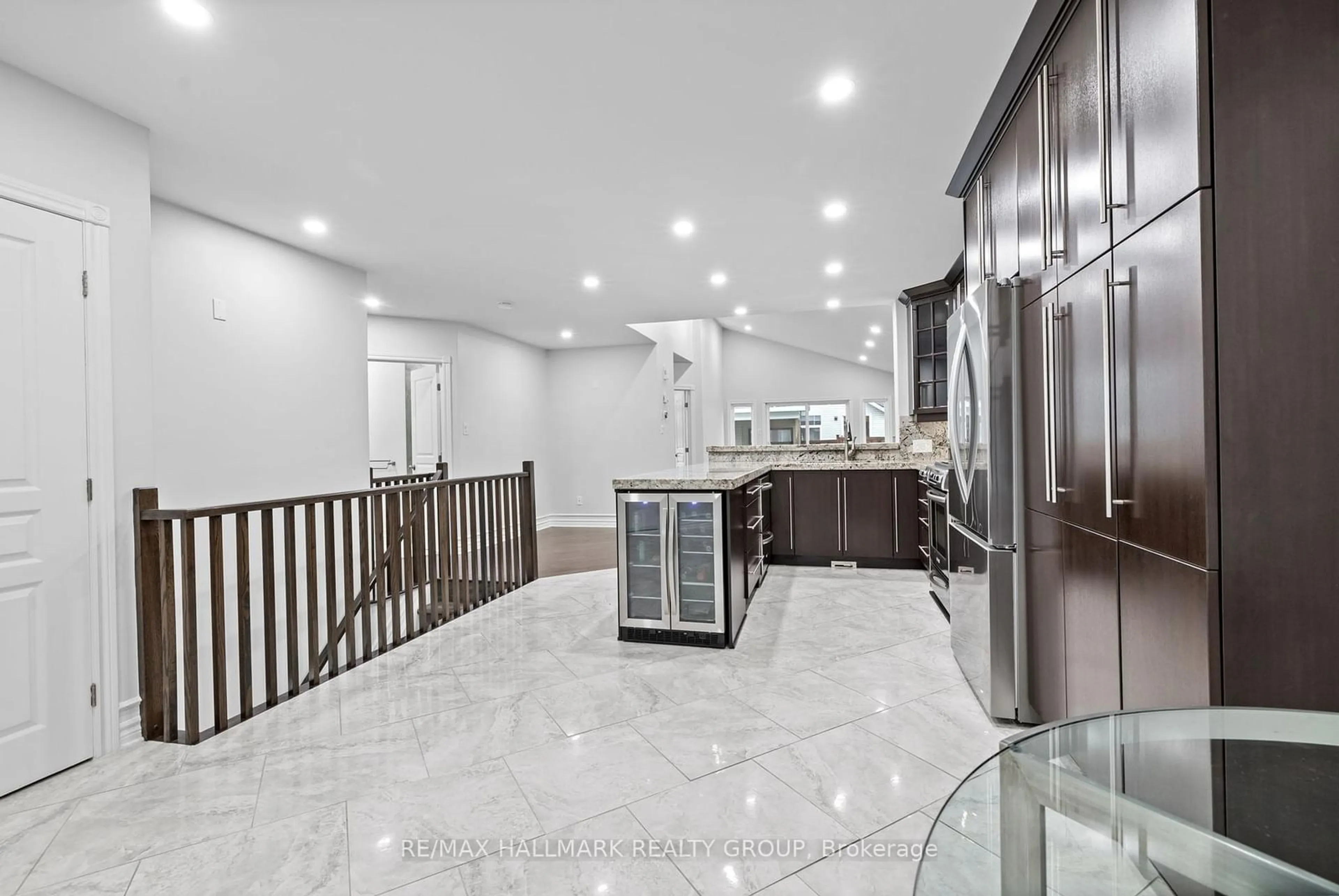 Indoor foyer for 941 Scala Ave, Orleans - Cumberland and Area Ontario K4A 4X6