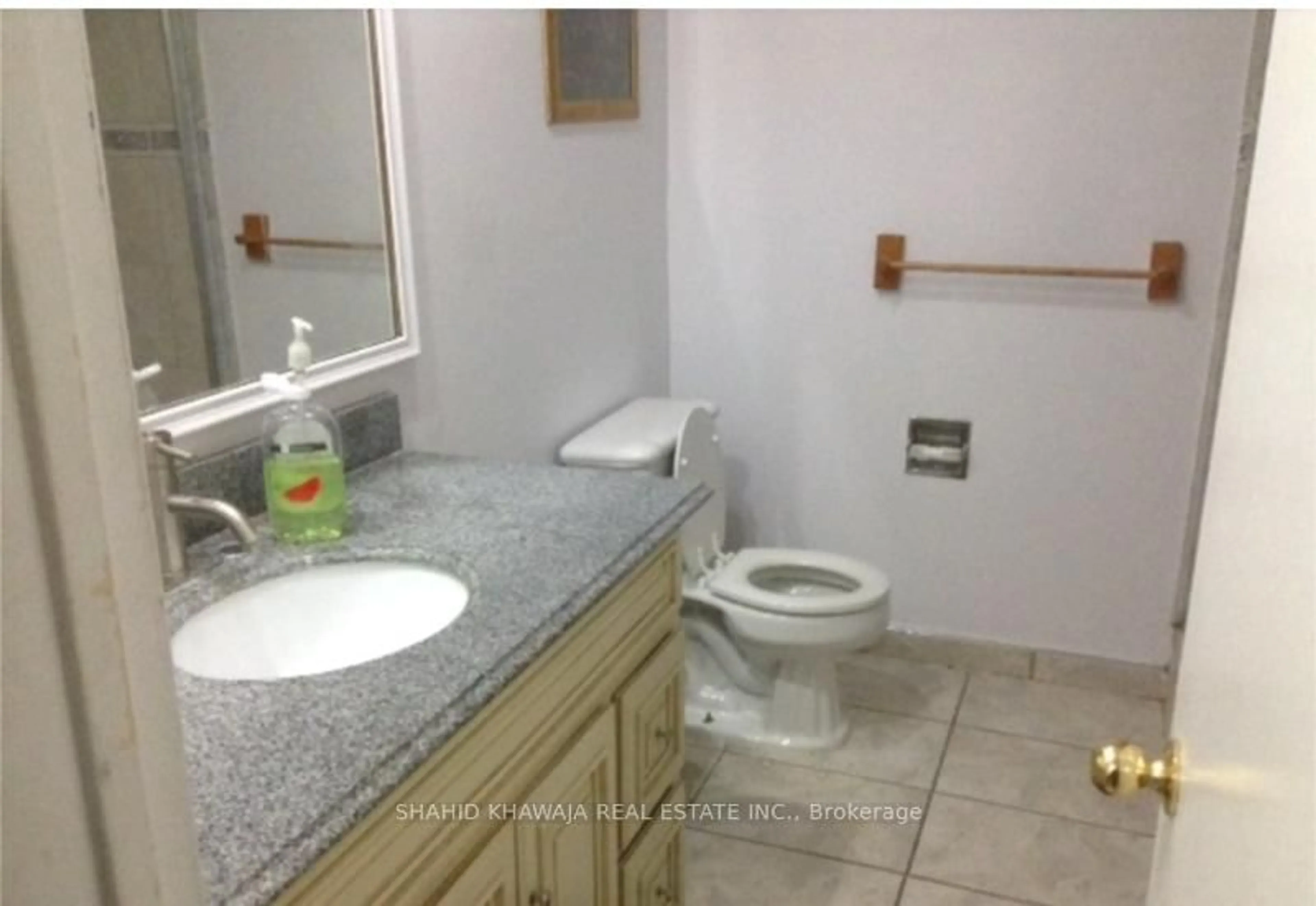 Standard bathroom, ceramic/tile floor for 143 JANEFIELD AVE #9, Guelph Ontario N1G 2L4