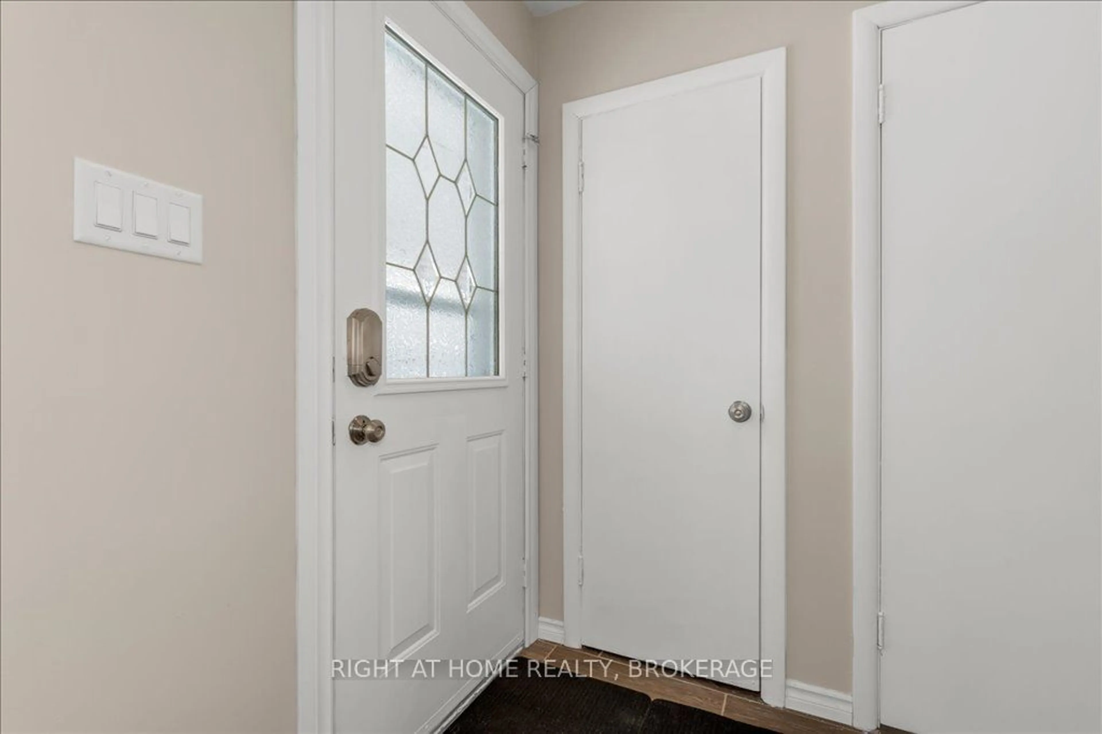 Indoor entryway for 392 East 43rd St, Hamilton Ontario L8T 3E3