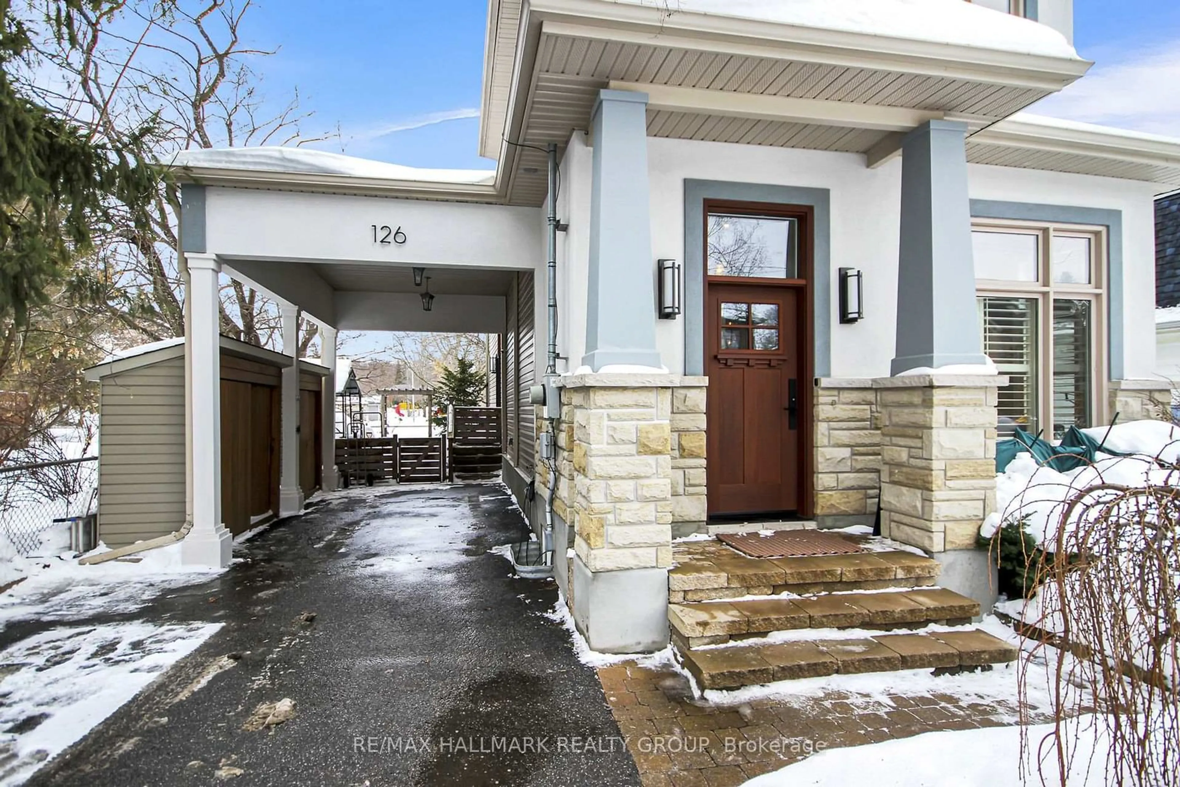 Indoor entryway for 126 Wesley Ave, Westboro - Hampton Park Ontario K1Z 6Z8