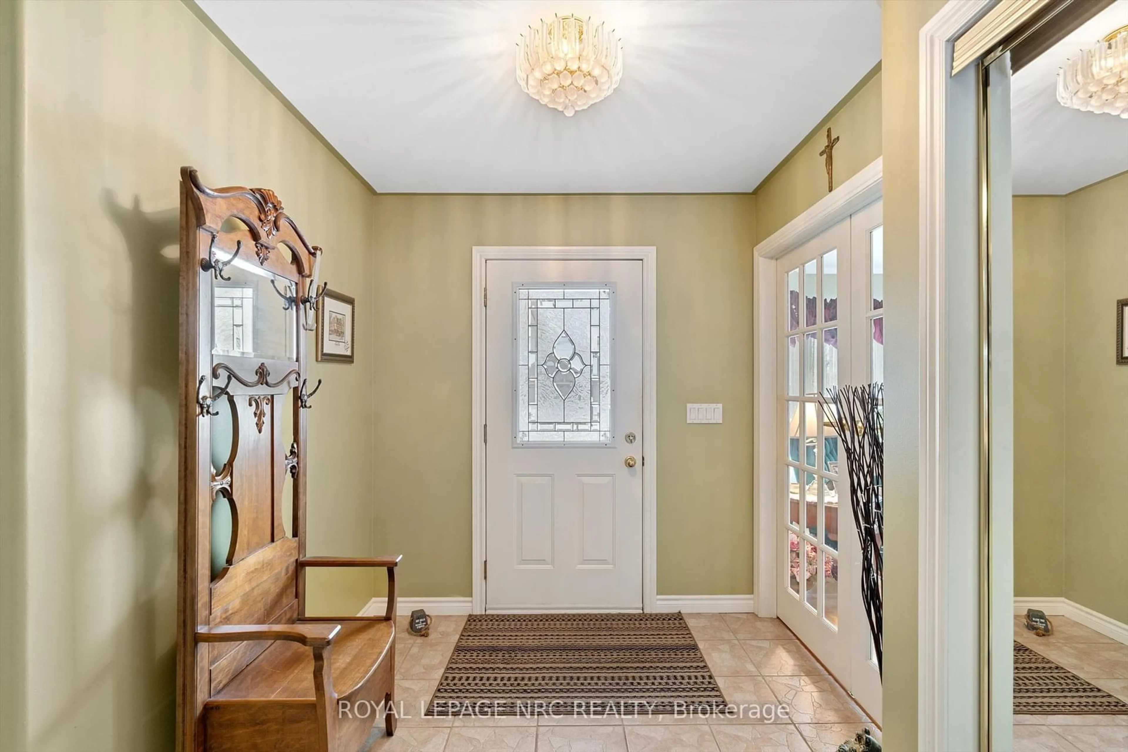 Indoor entryway for 688 Line 2 Rd, Niagara-on-the-Lake Ontario L0S 1J0