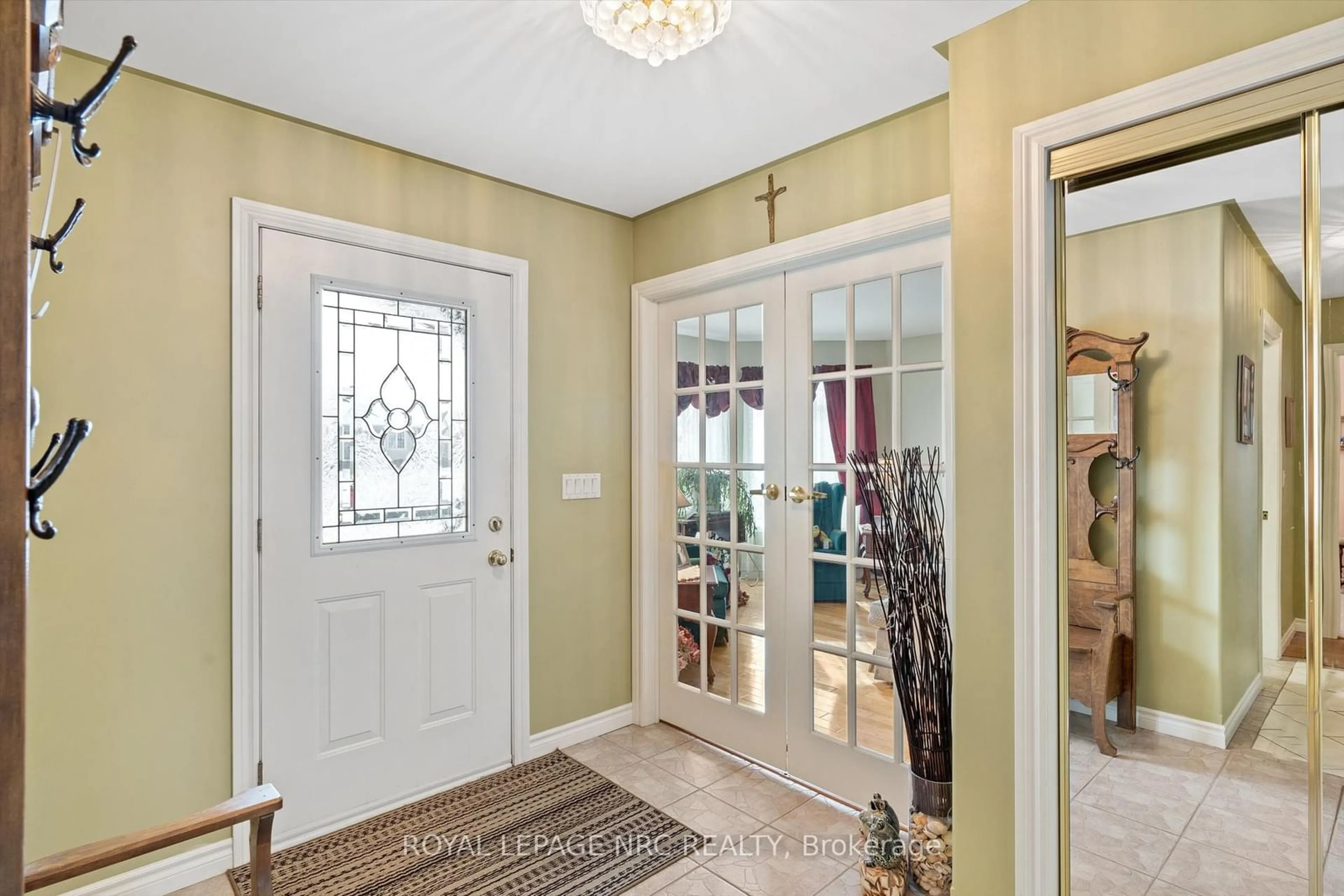 Indoor entryway for 688 Line 2 Rd, Niagara-on-the-Lake Ontario L0S 1J0