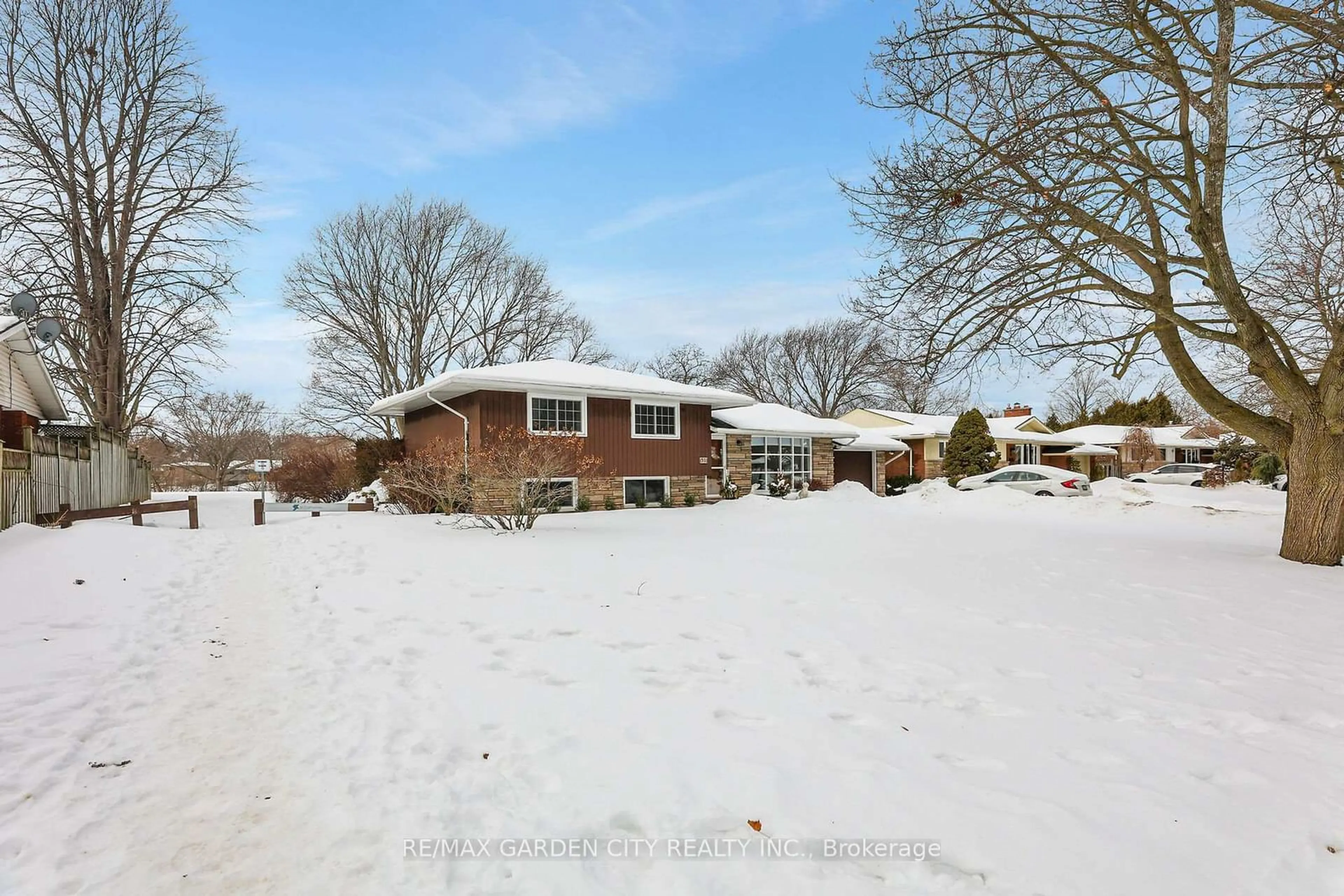 A pic from outside/outdoor area/front of a property/back of a property/a pic from drone, street for 51 Richelieu Dr, St. Catharines Ontario L2M 2B9