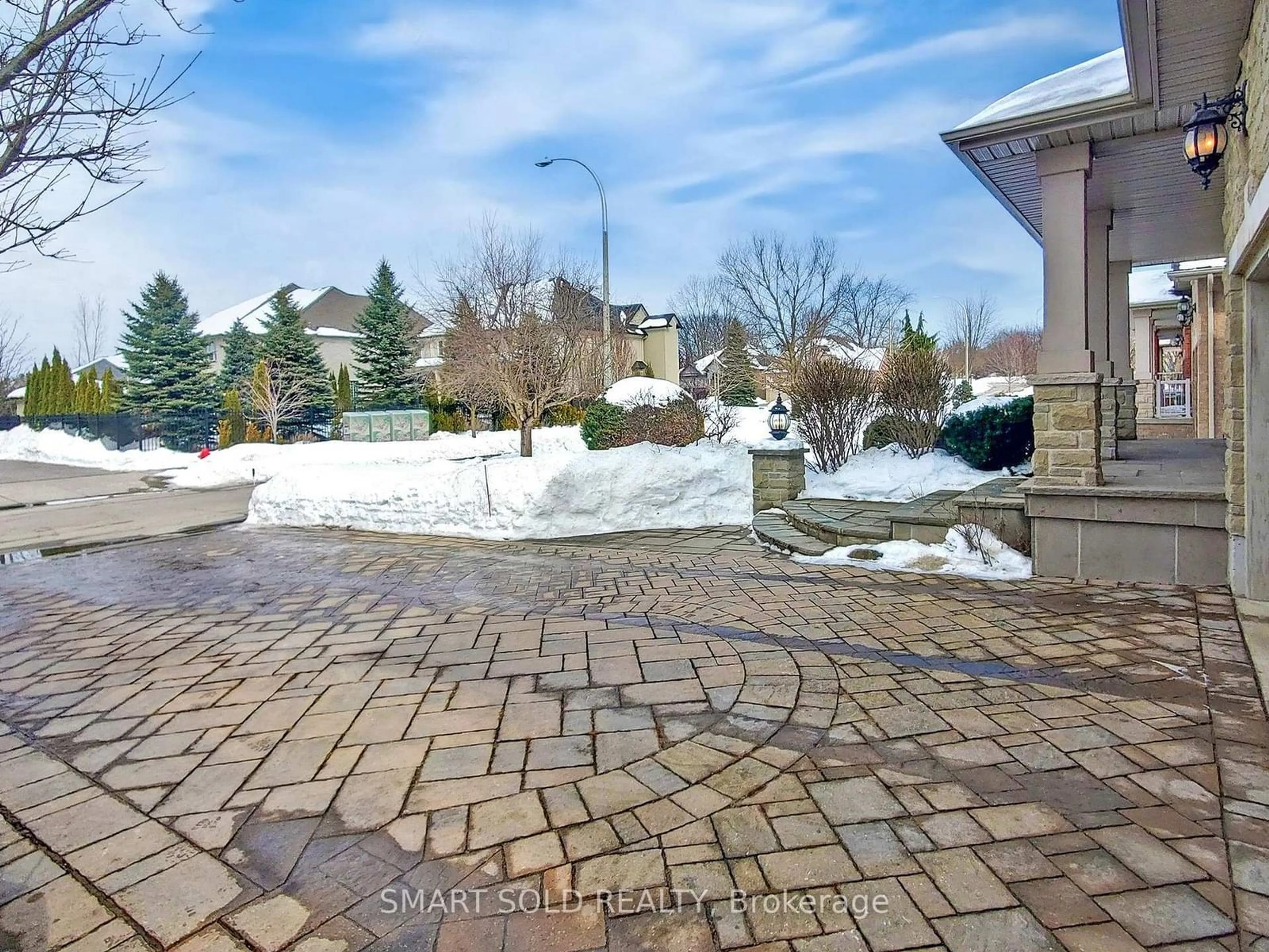 Patio, street for 148 Tollgate Dr, Hamilton Ontario L9G 5L8