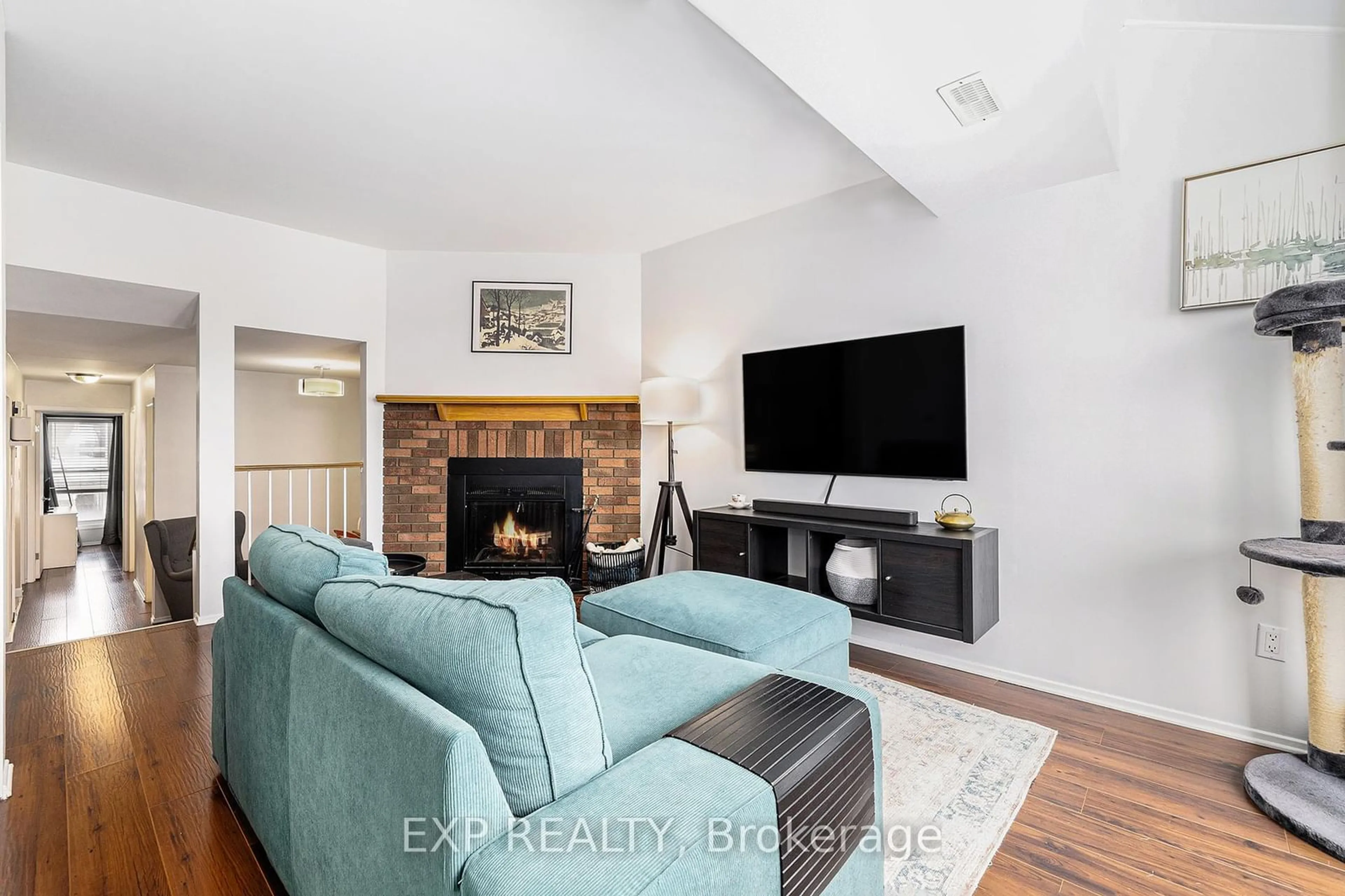 Living room with furniture, unknown for 207 Woodfield Dr #B, Tanglewood - Grenfell Glen - Pineglen Ontario K2G 4P2