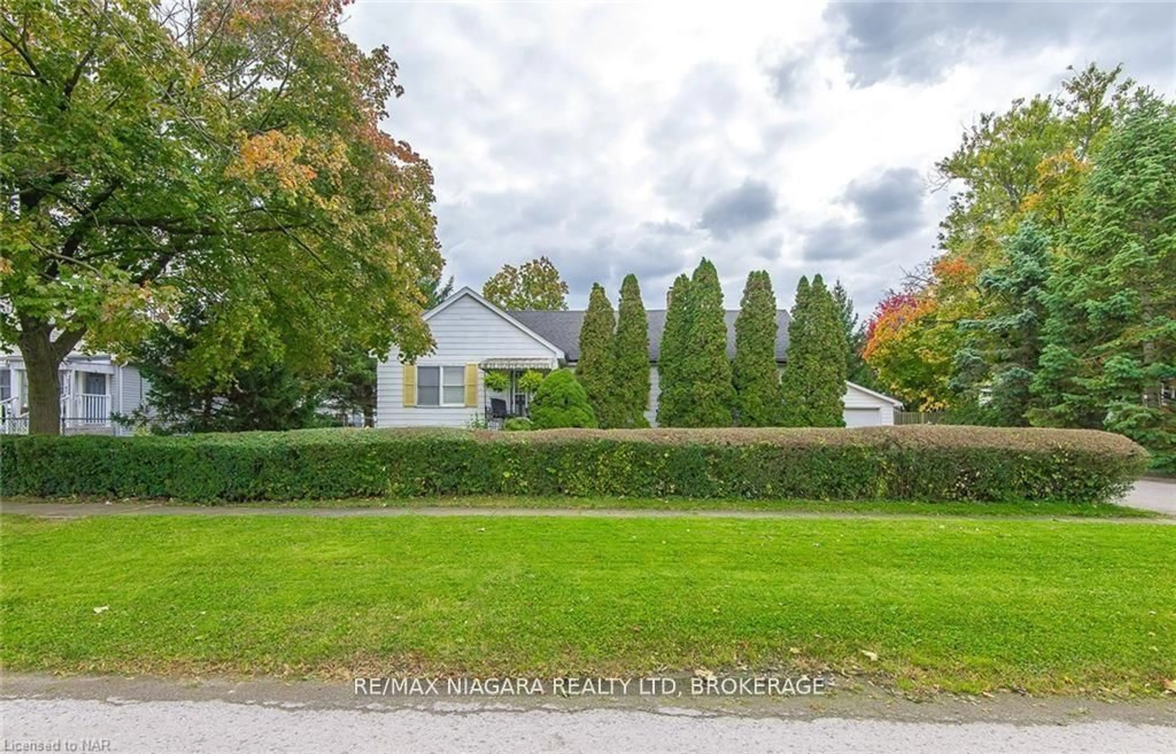 A pic from outside/outdoor area/front of a property/back of a property/a pic from drone, street for 4270 Chippawa Pkwy, Niagara Falls Ontario L2G 6E7