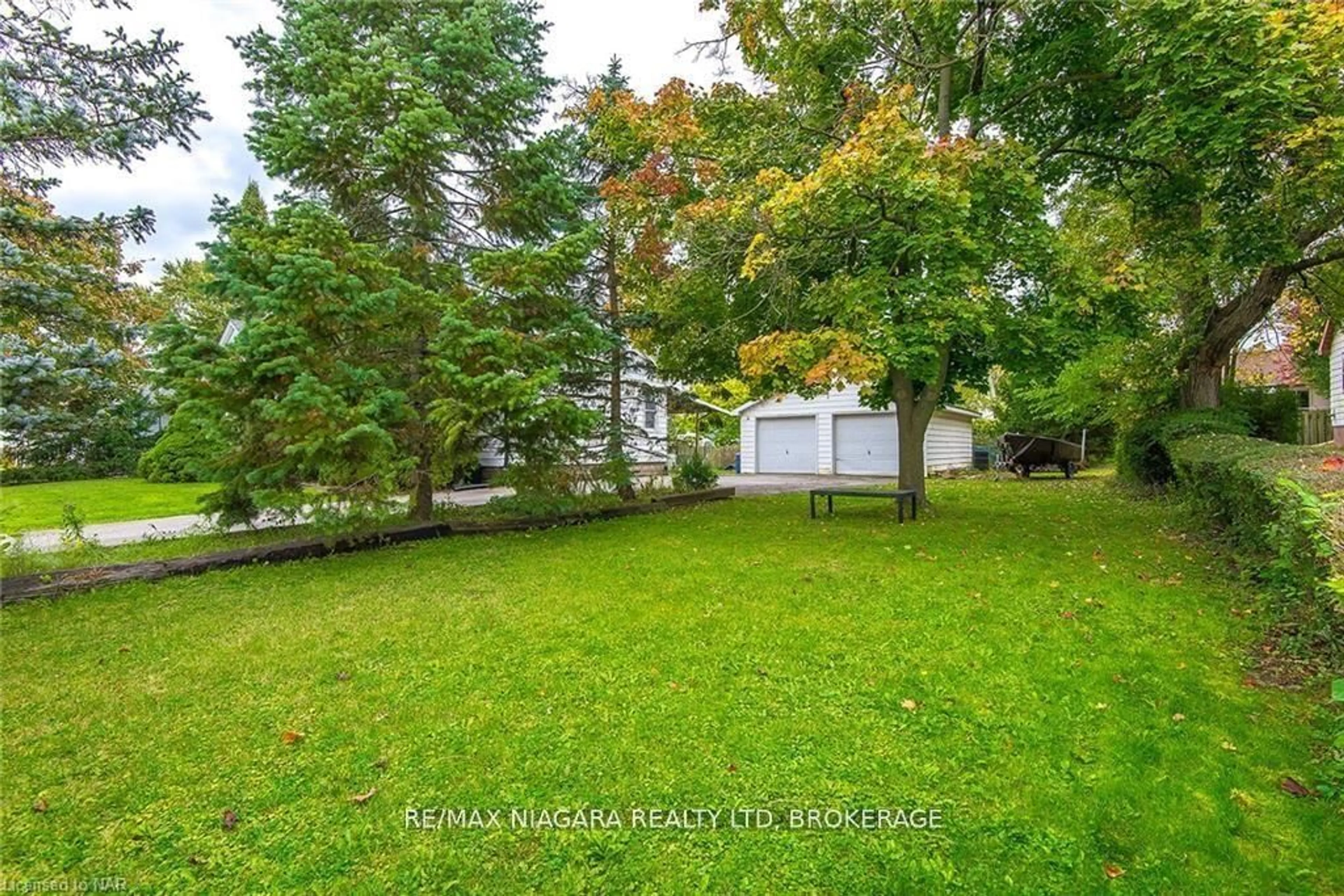 A pic from outside/outdoor area/front of a property/back of a property/a pic from drone, unknown for 4270 Chippawa Pkwy, Niagara Falls Ontario L2G 6E7