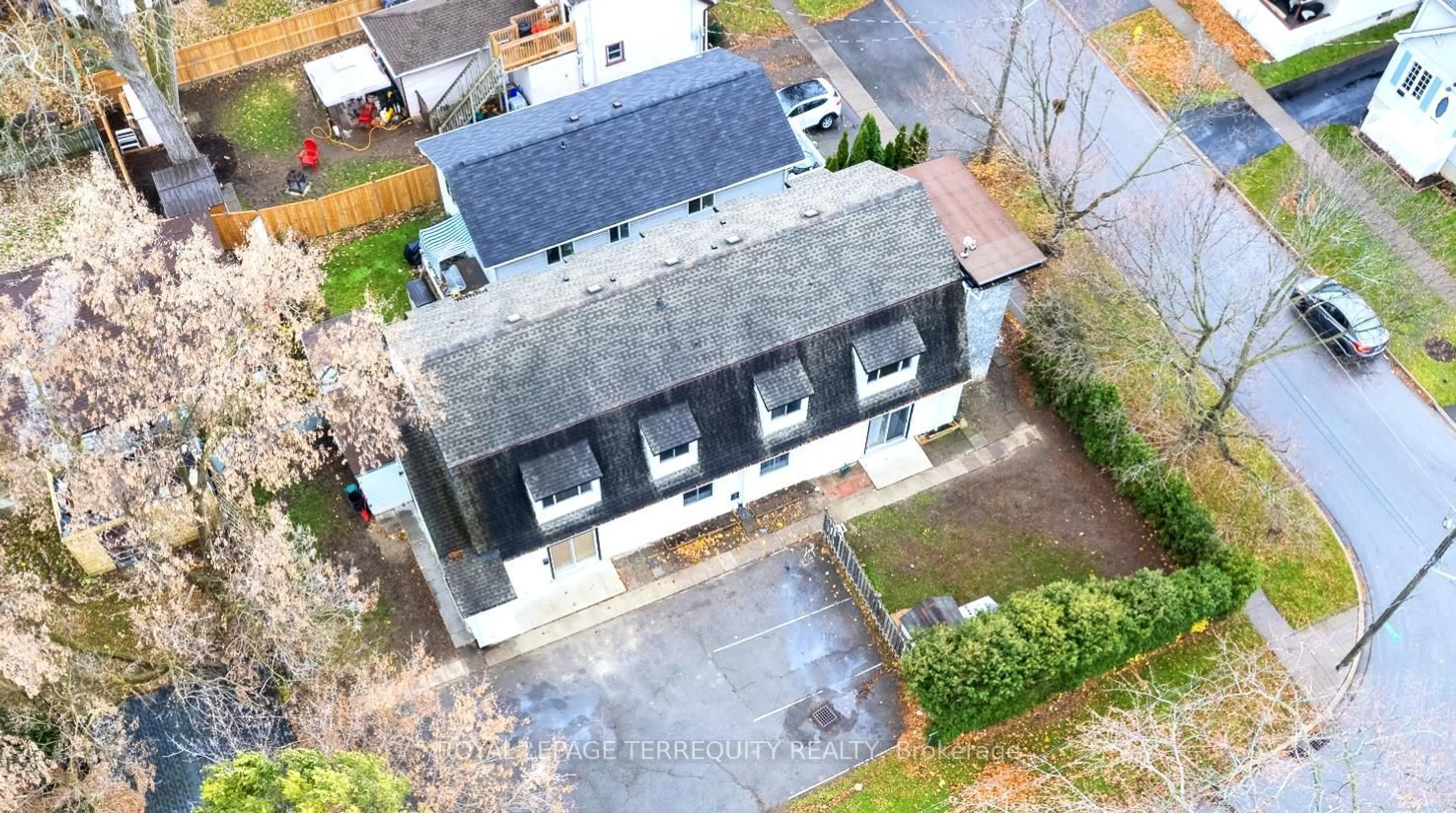 A pic from outside/outdoor area/front of a property/back of a property/a pic from drone, street for 20 Mildred Ave, St. Catharines Ontario L2R 6H8