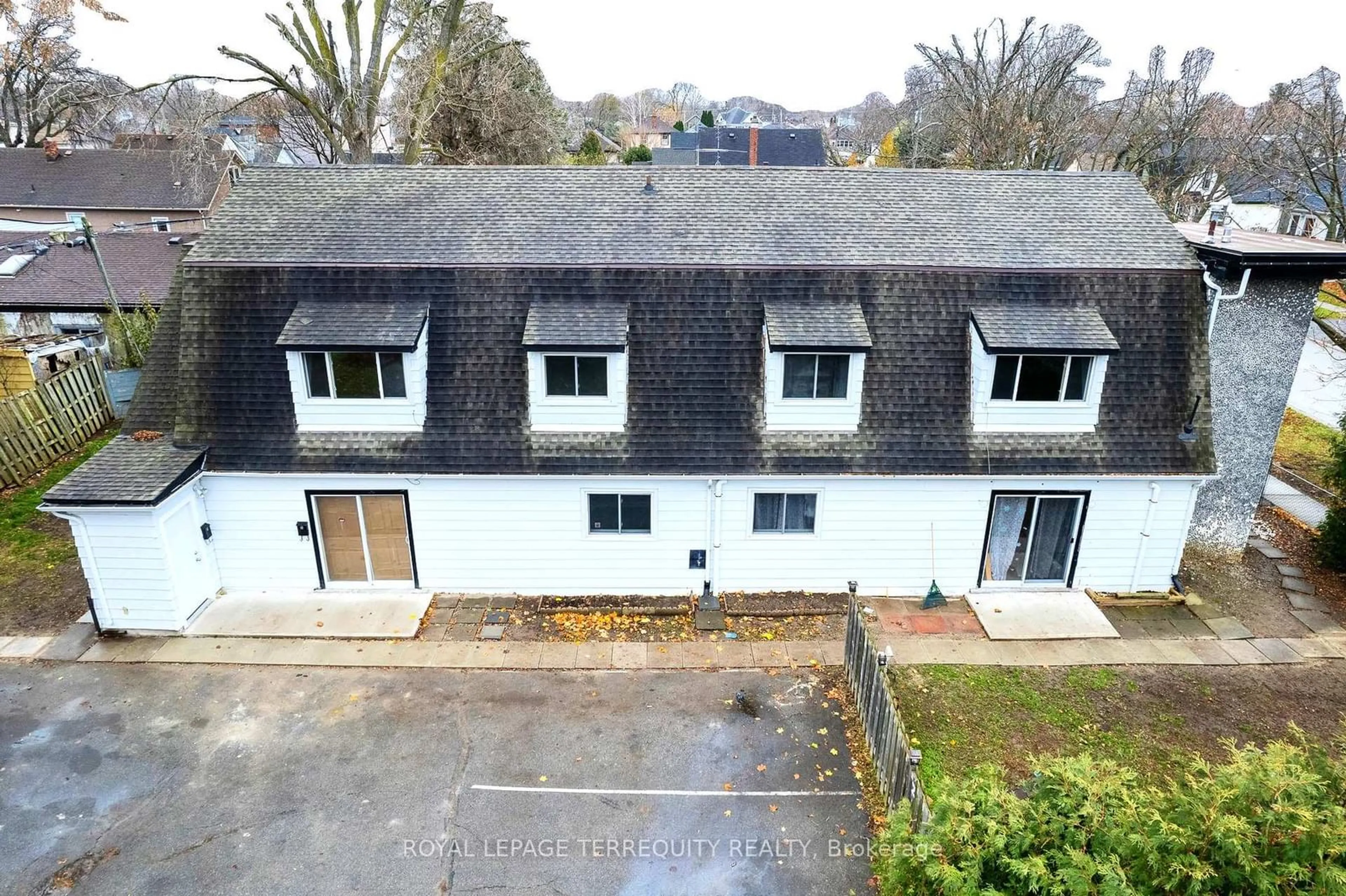 A pic from outside/outdoor area/front of a property/back of a property/a pic from drone, building for 20 Mildred Ave, St. Catharines Ontario L2R 6H8