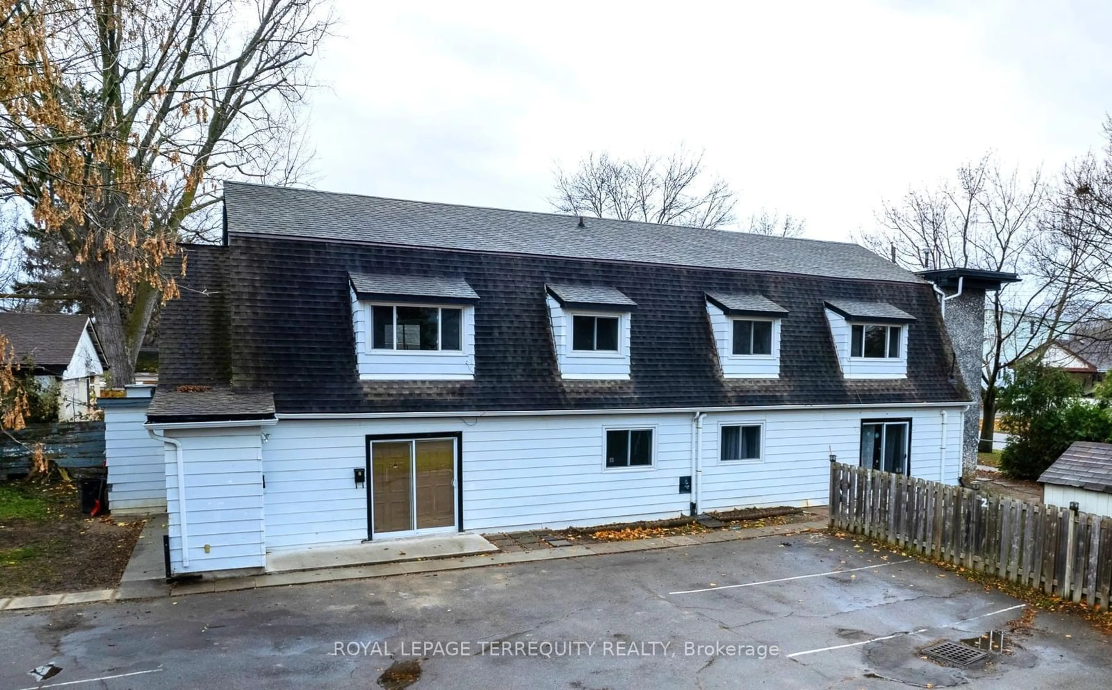 A pic from outside/outdoor area/front of a property/back of a property/a pic from drone, building for 20 Mildred Ave, St. Catharines Ontario L2R 6H8