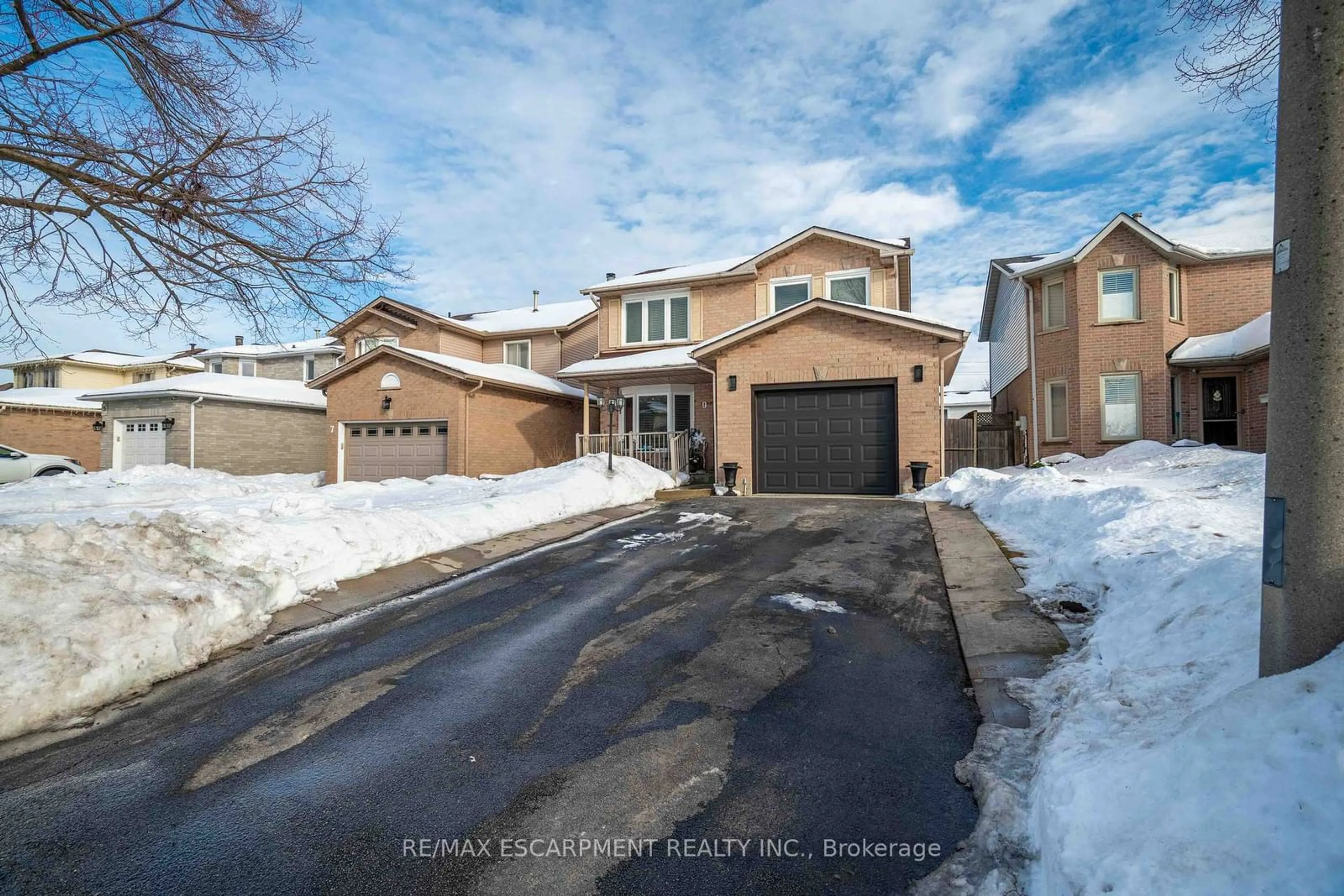 A pic from outside/outdoor area/front of a property/back of a property/a pic from drone, street for 9 Beachgrove Cres, Hamilton Ontario L8J 2N8