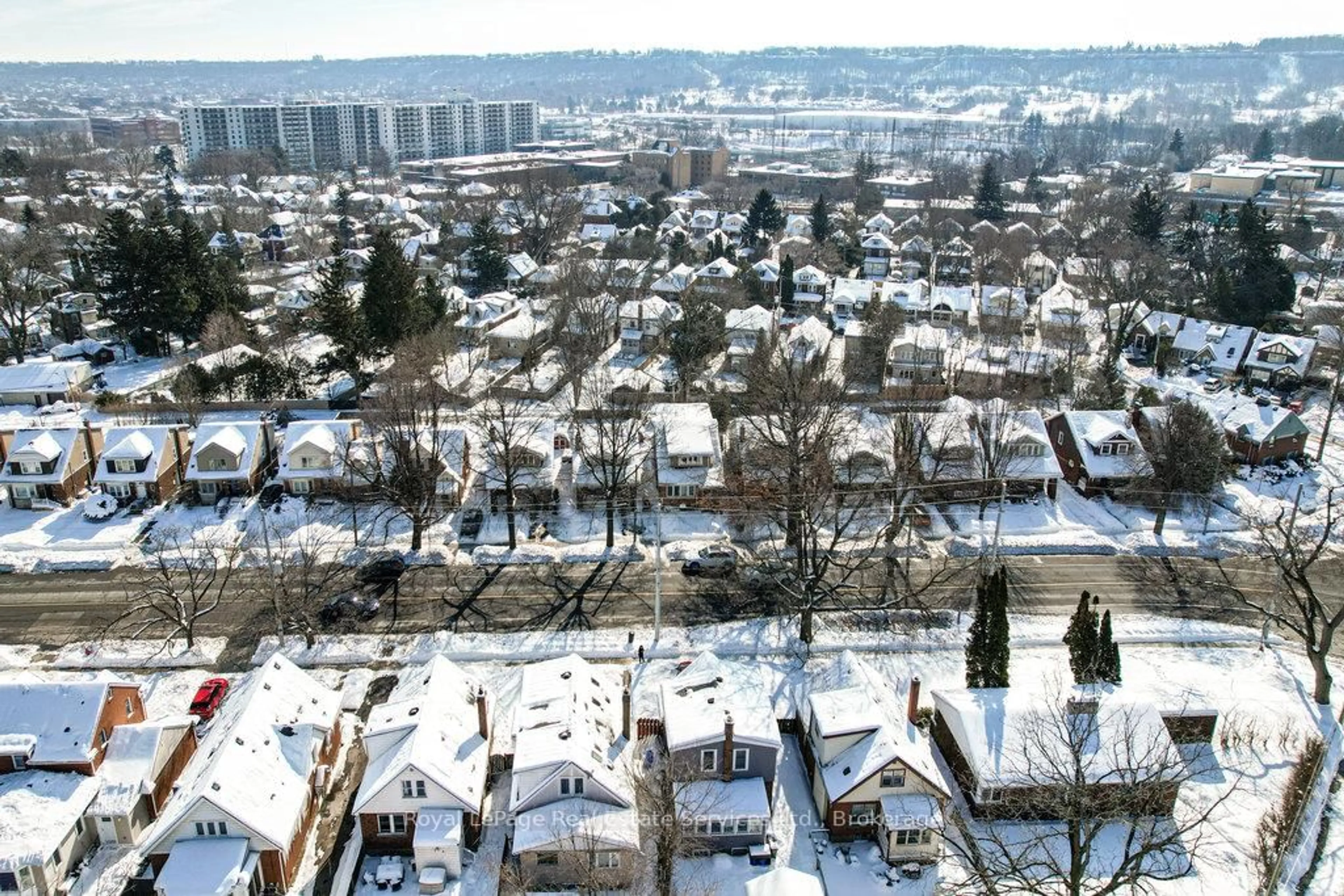 A pic from outside/outdoor area/front of a property/back of a property/a pic from drone, unknown for 1105 King St, Hamilton Ontario L8S 1L8