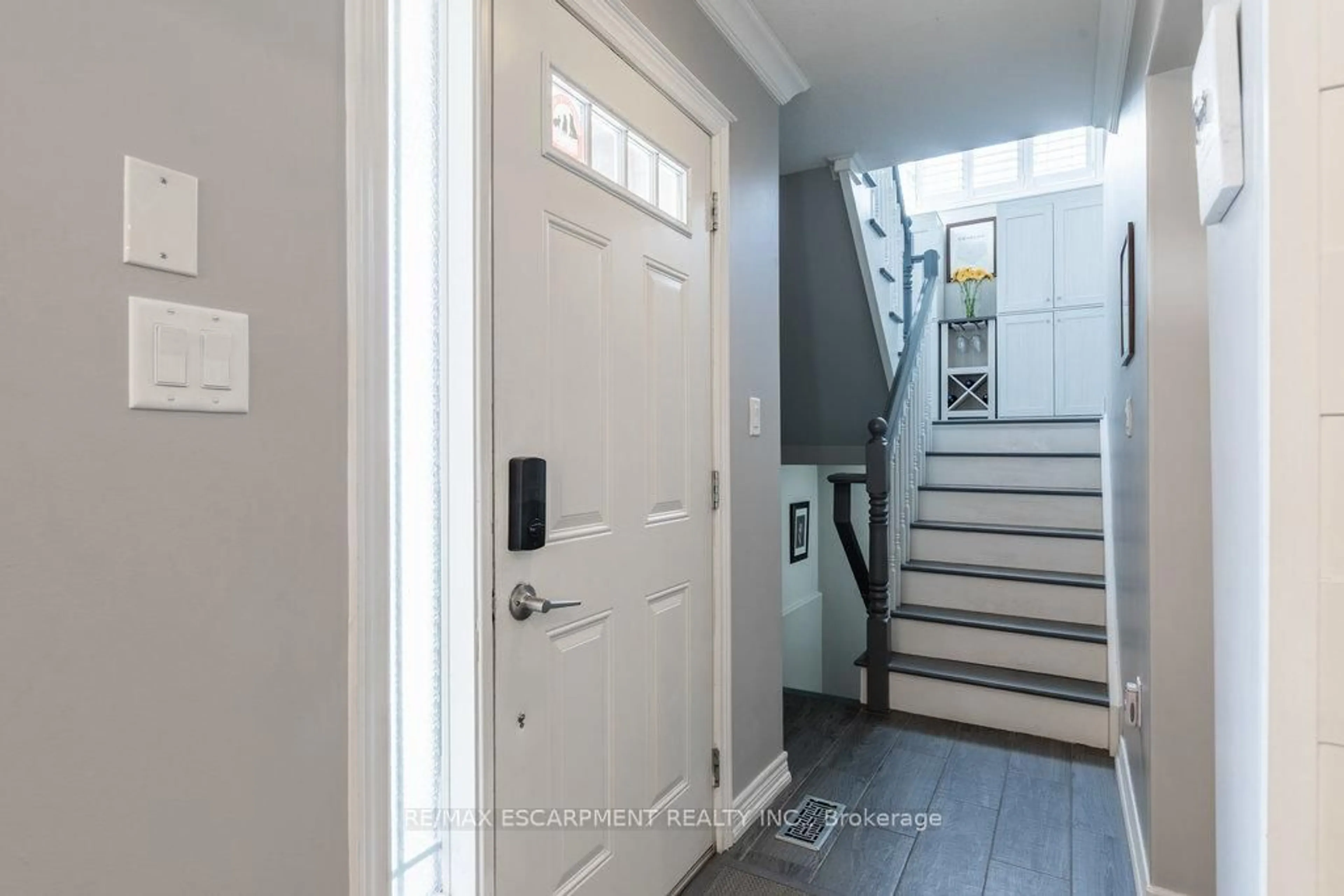 Indoor entryway for 74 Edenrock Dr, Hamilton Ontario L8E 0G7