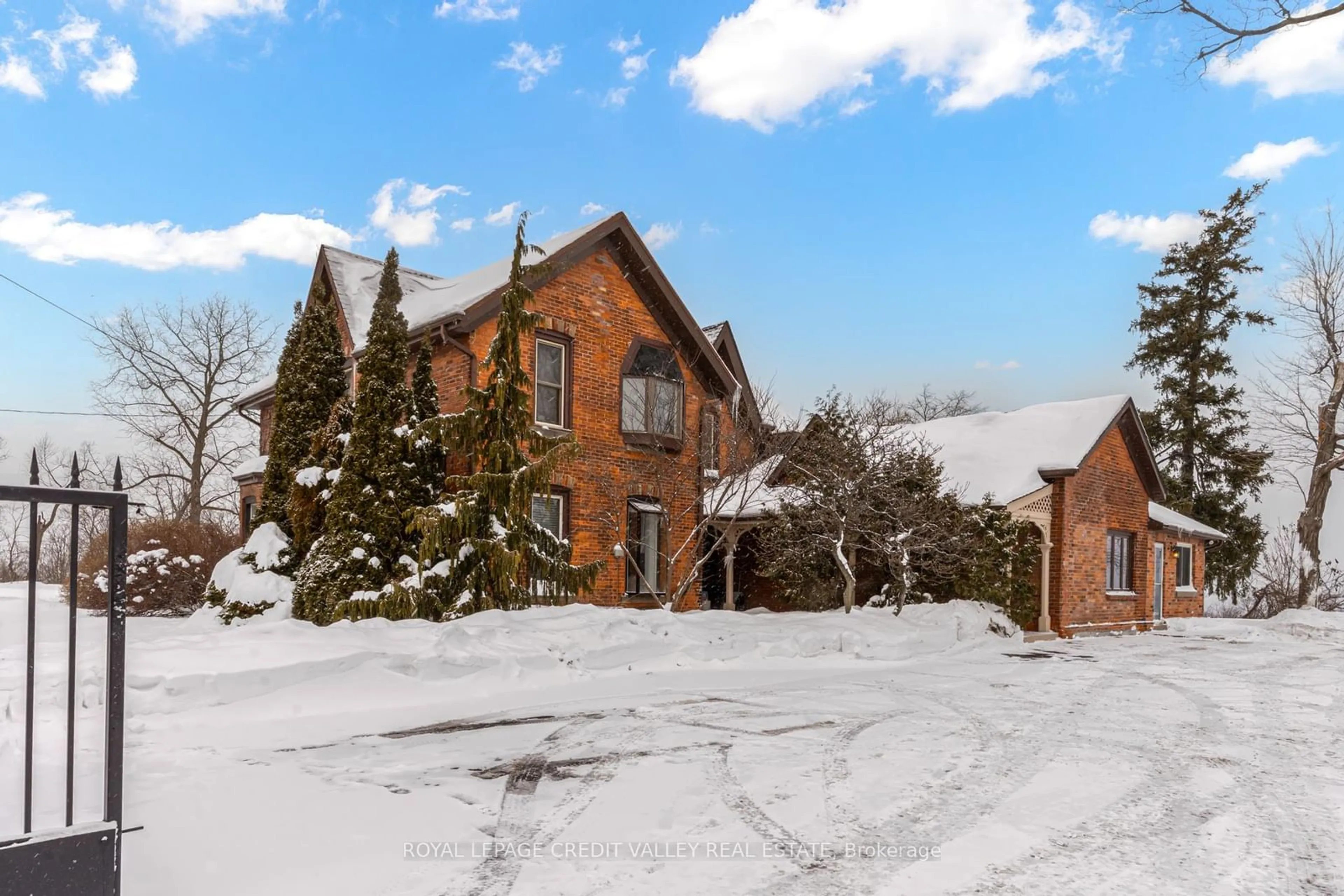 A pic from outside/outdoor area/front of a property/back of a property/a pic from drone, mountain view for 131 Ridge Rd, Hamilton Ontario L6J 2W1