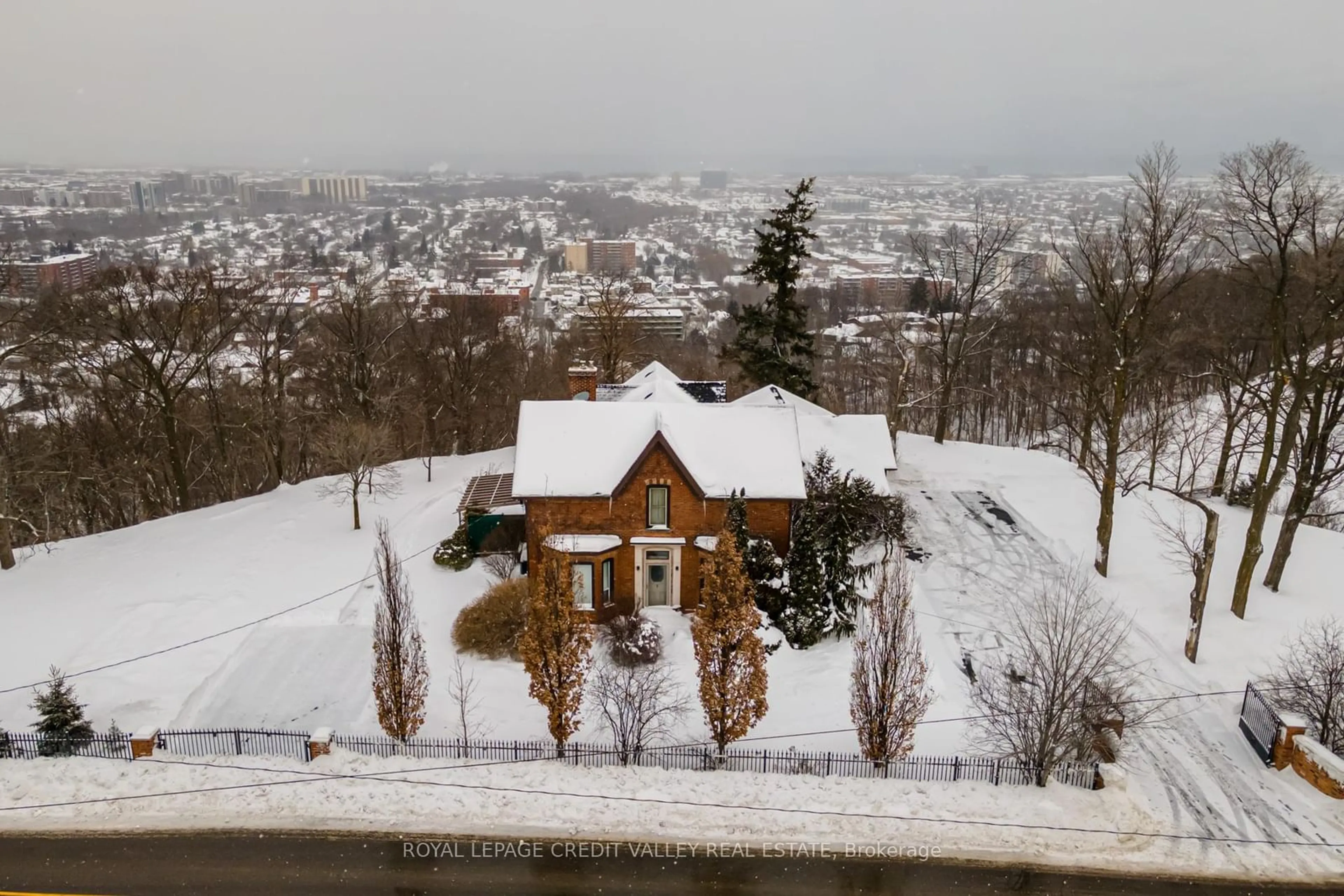 A pic from outside/outdoor area/front of a property/back of a property/a pic from drone, mountain view for 131 Ridge Rd, Hamilton Ontario L6J 2W1