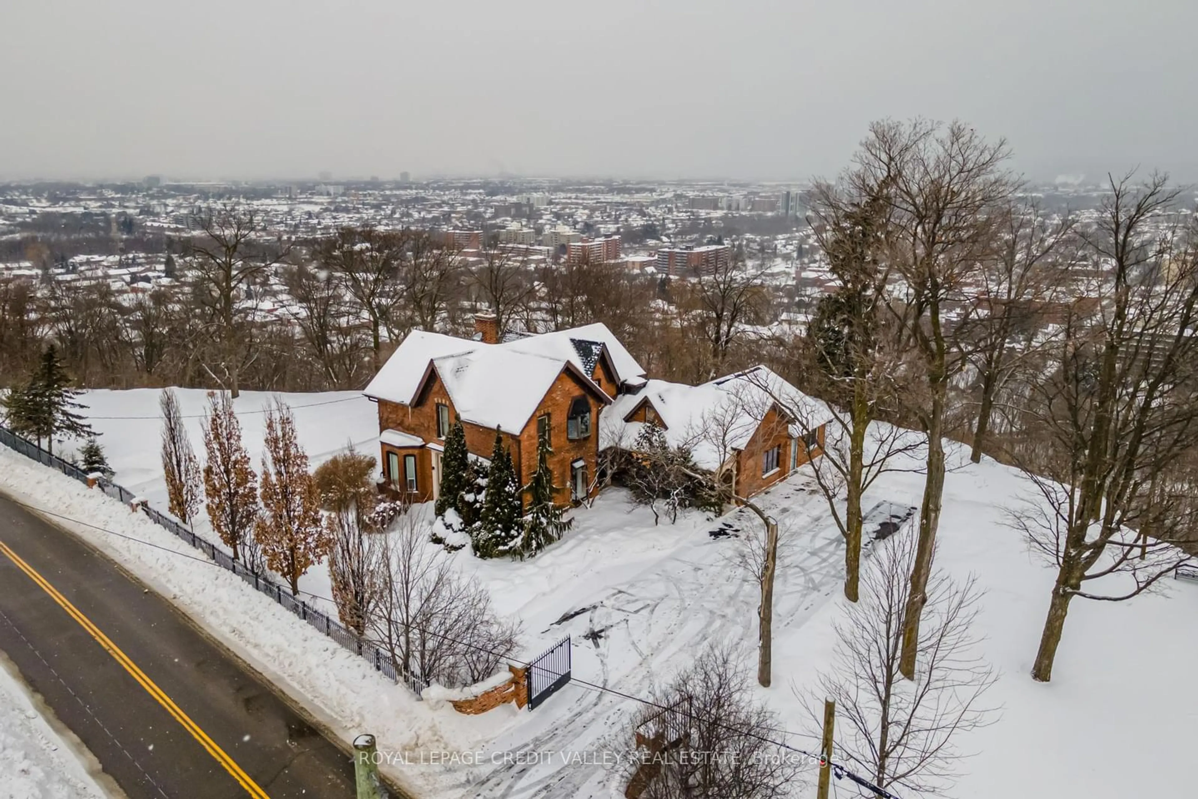 A pic from outside/outdoor area/front of a property/back of a property/a pic from drone, unknown for 131 Ridge Rd, Hamilton Ontario L6J 2W1