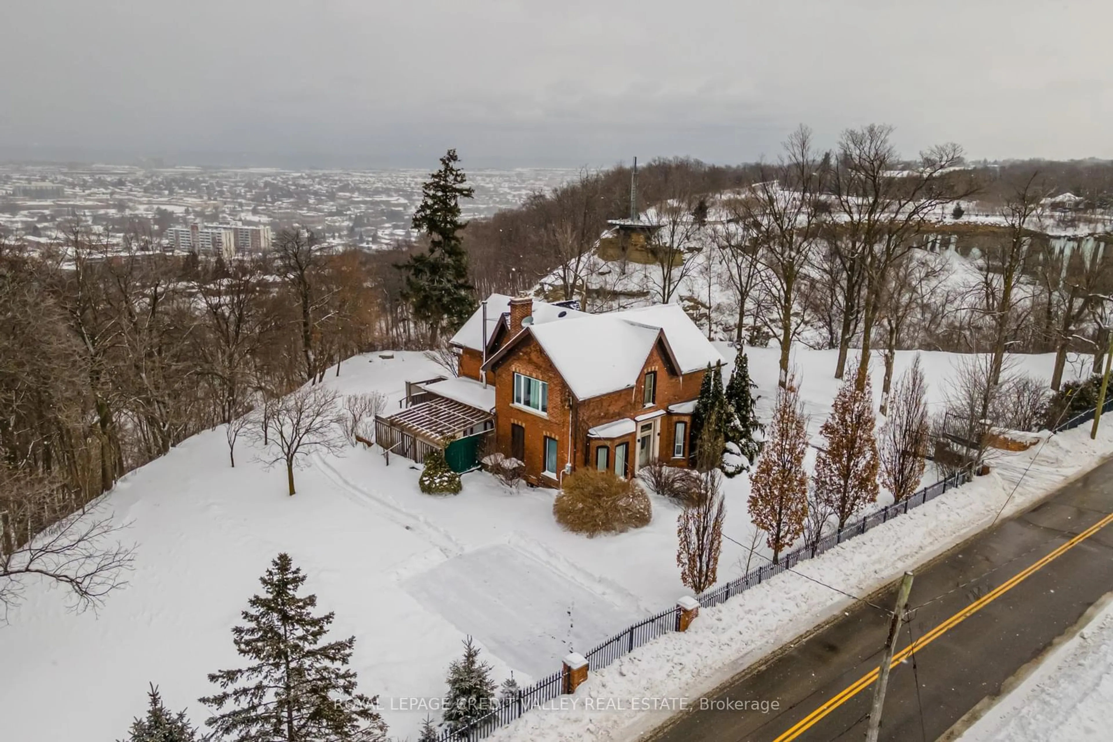 A pic from outside/outdoor area/front of a property/back of a property/a pic from drone, mountain view for 131 Ridge Rd, Hamilton Ontario L6J 2W1