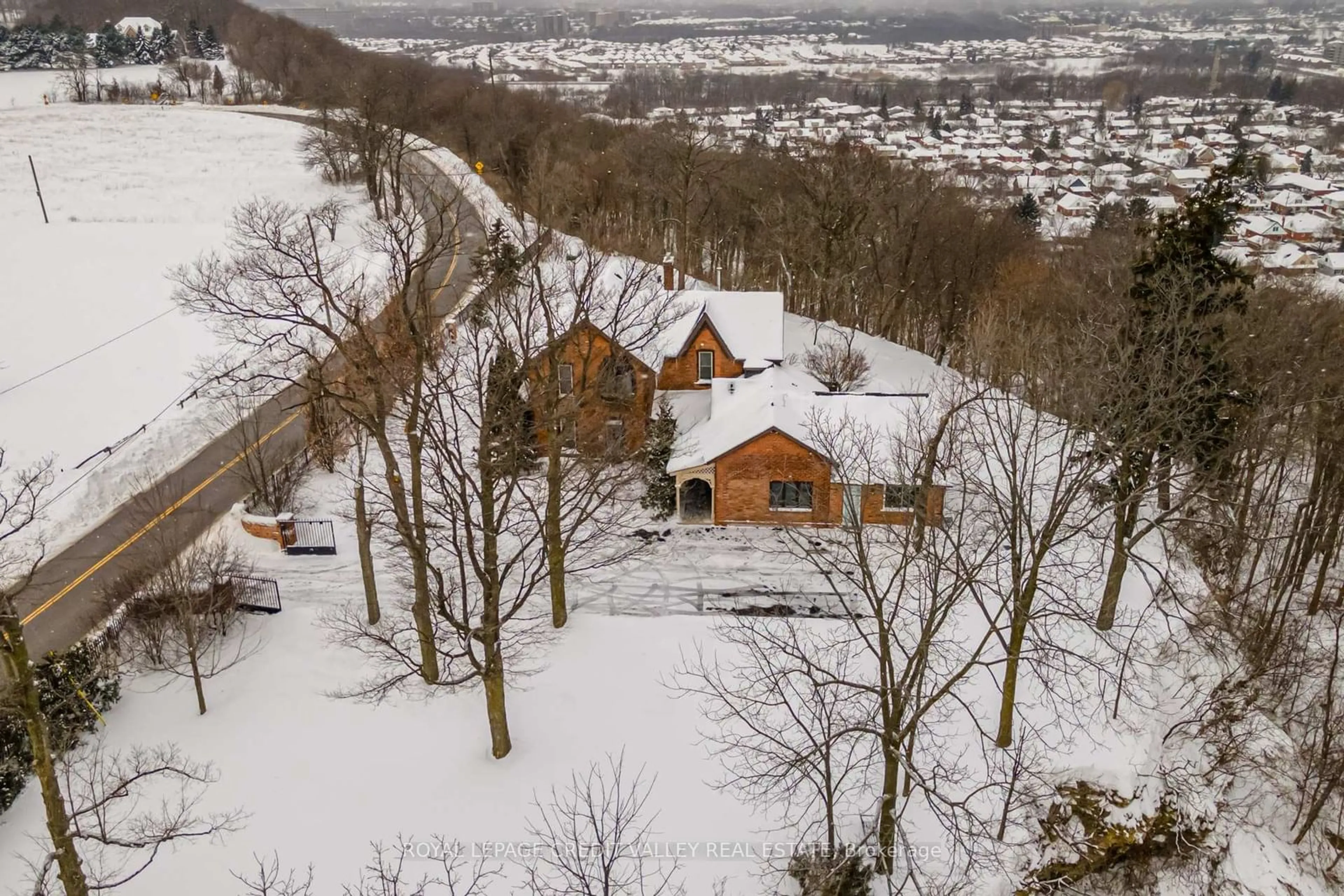 A pic from outside/outdoor area/front of a property/back of a property/a pic from drone, mountain view for 131 Ridge Rd, Hamilton Ontario L6J 2W1