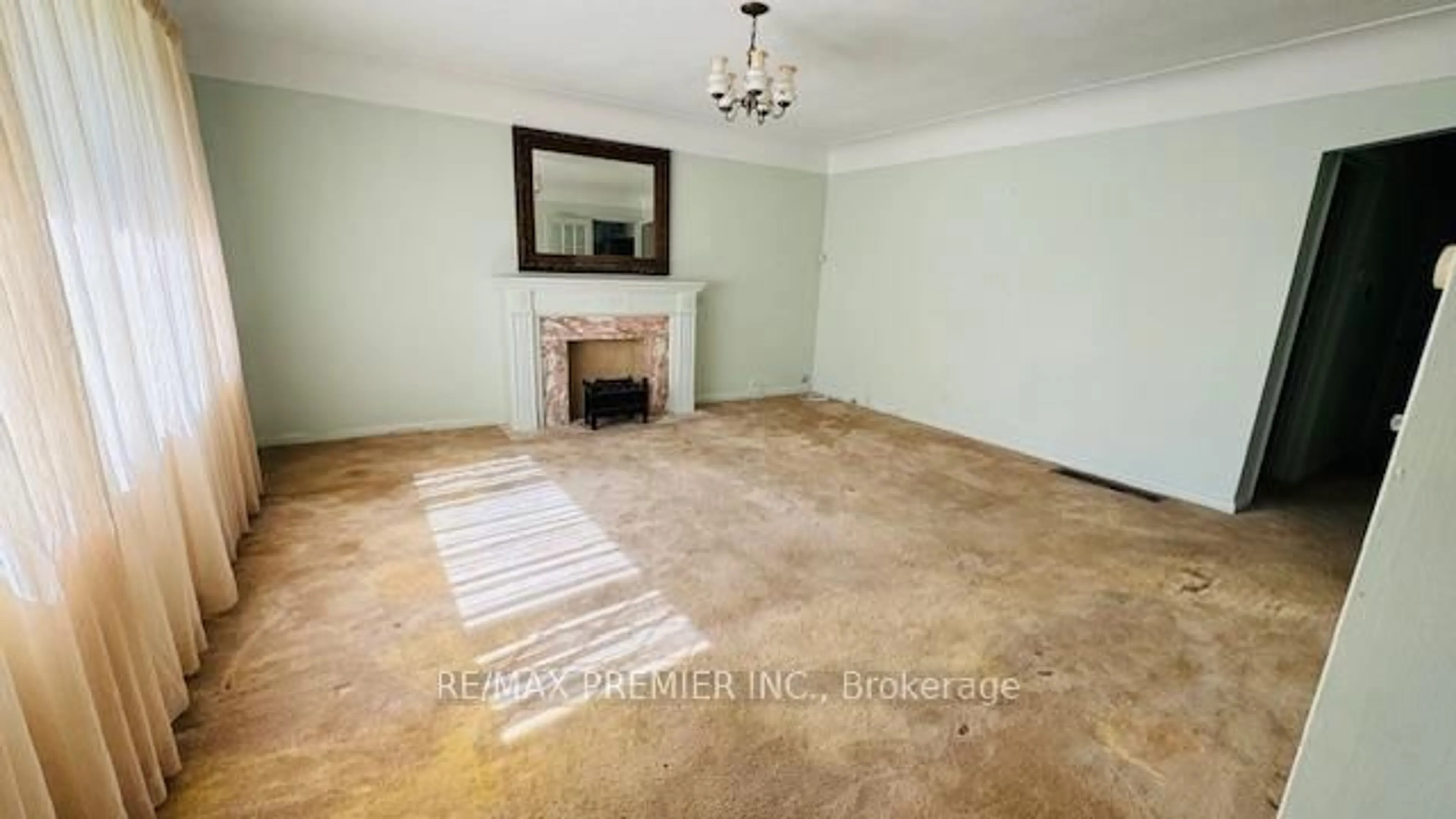 A pic of a room for 42 Gailmont Dr, Hamilton Ontario L8K 4B3