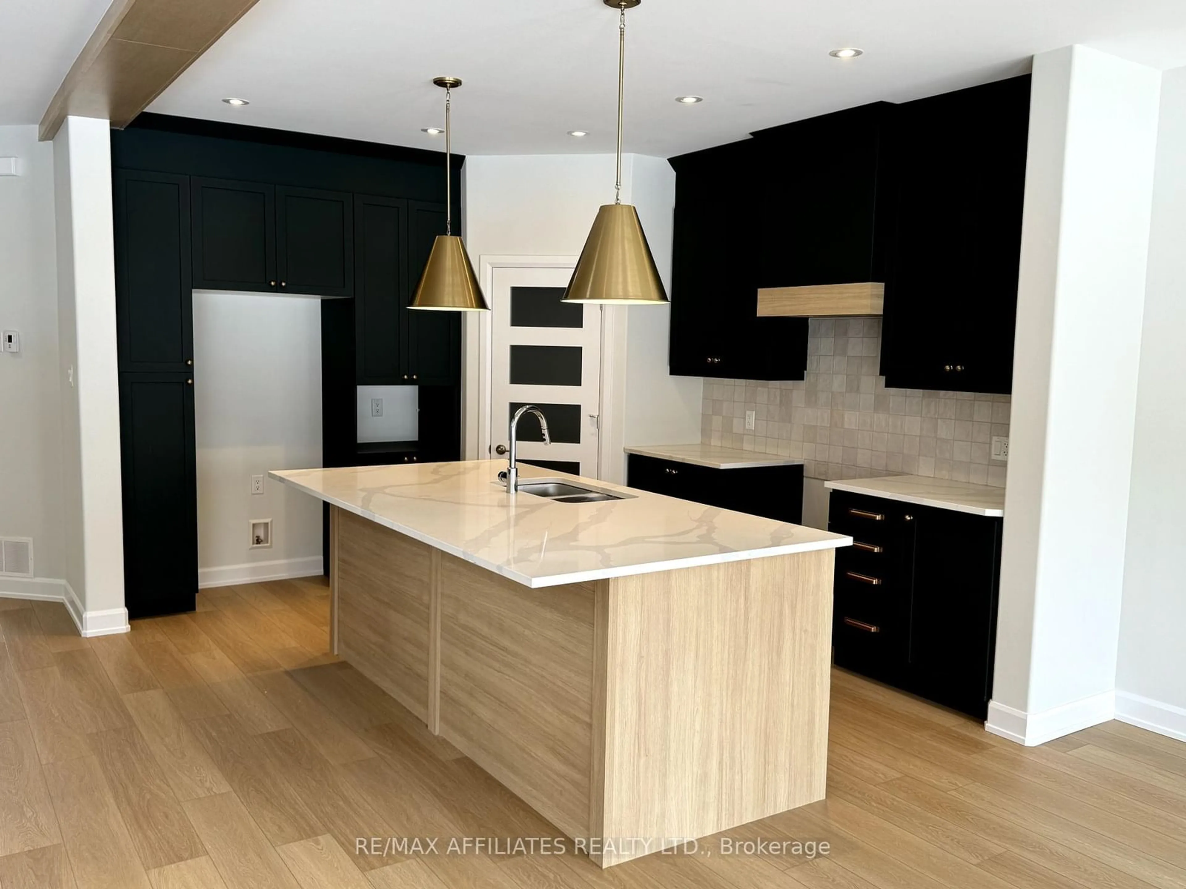 Contemporary kitchen, wood/laminate floor for 628 Geneva Cres, Russell Ontario K0A 1W0