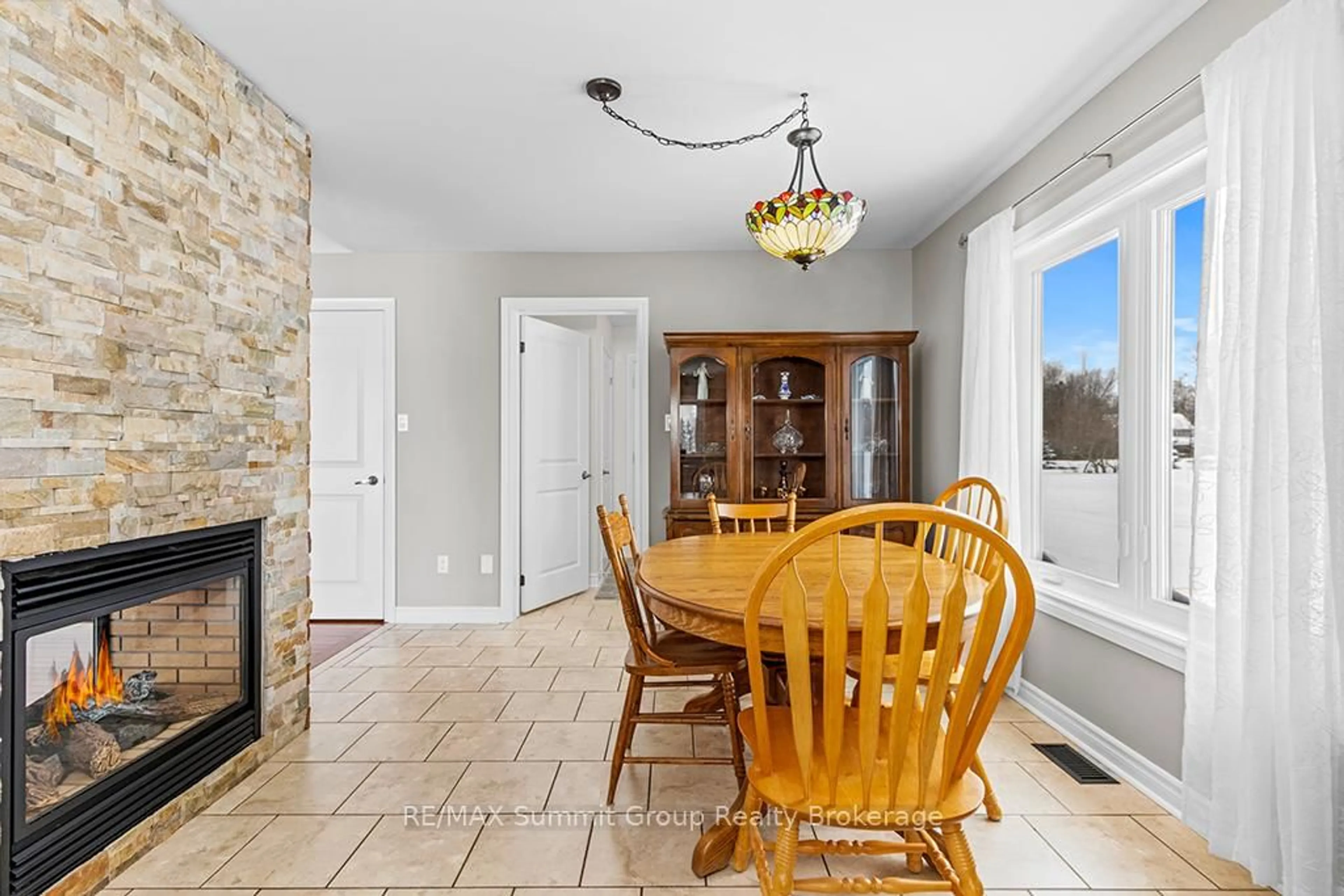 Dining room, ceramic/tile floor for 15 Mount Haven Cres, East Luther Grand Valley Ontario L9W 5S6